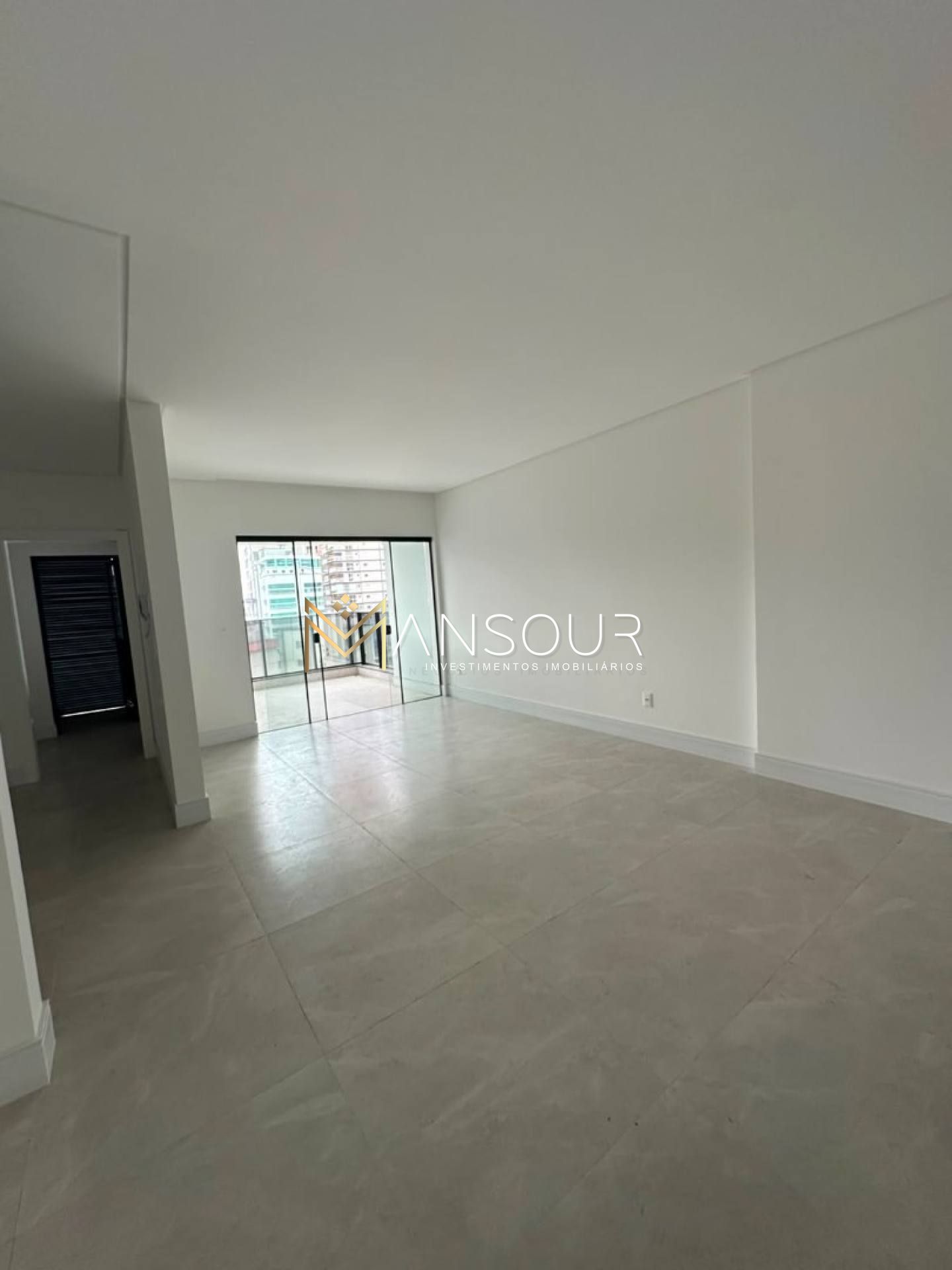 Apartamento Para Vender com 3 suítes no bairro Centro em Itapema