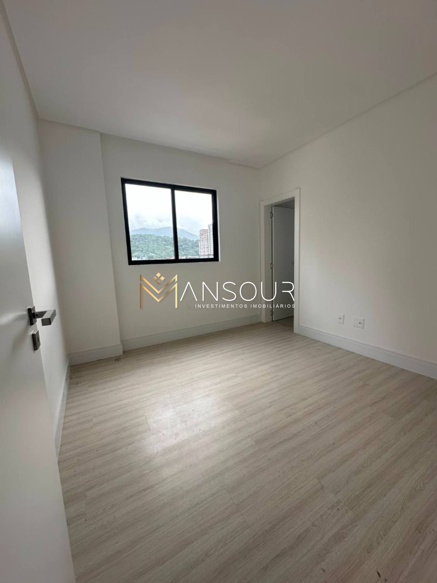 Apartamento Para Vender com 3 suítes no bairro Centro em Itapema