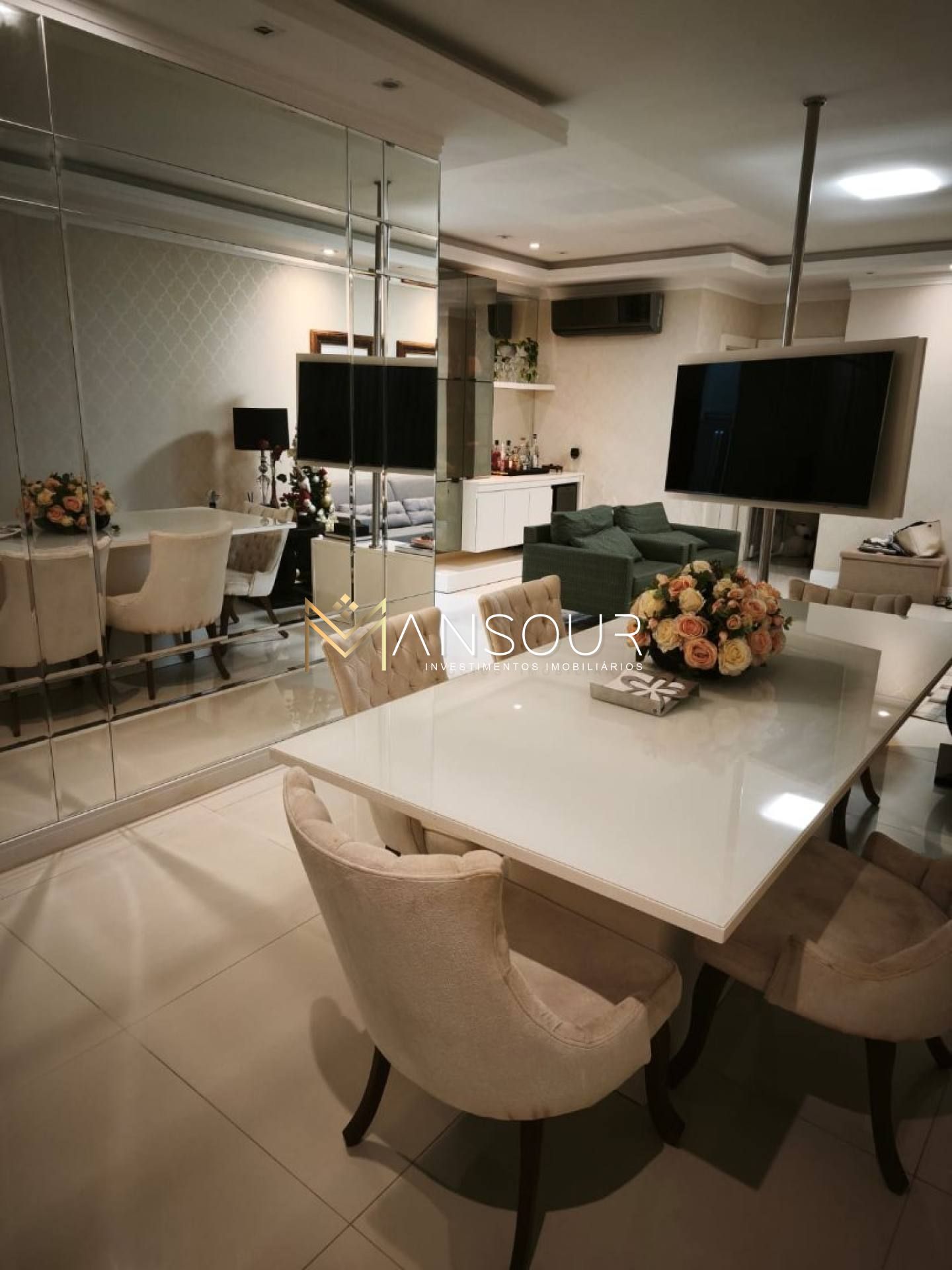 Apartamento Para Vender com 3 suítes no bairro Meia Praia em Itapema
