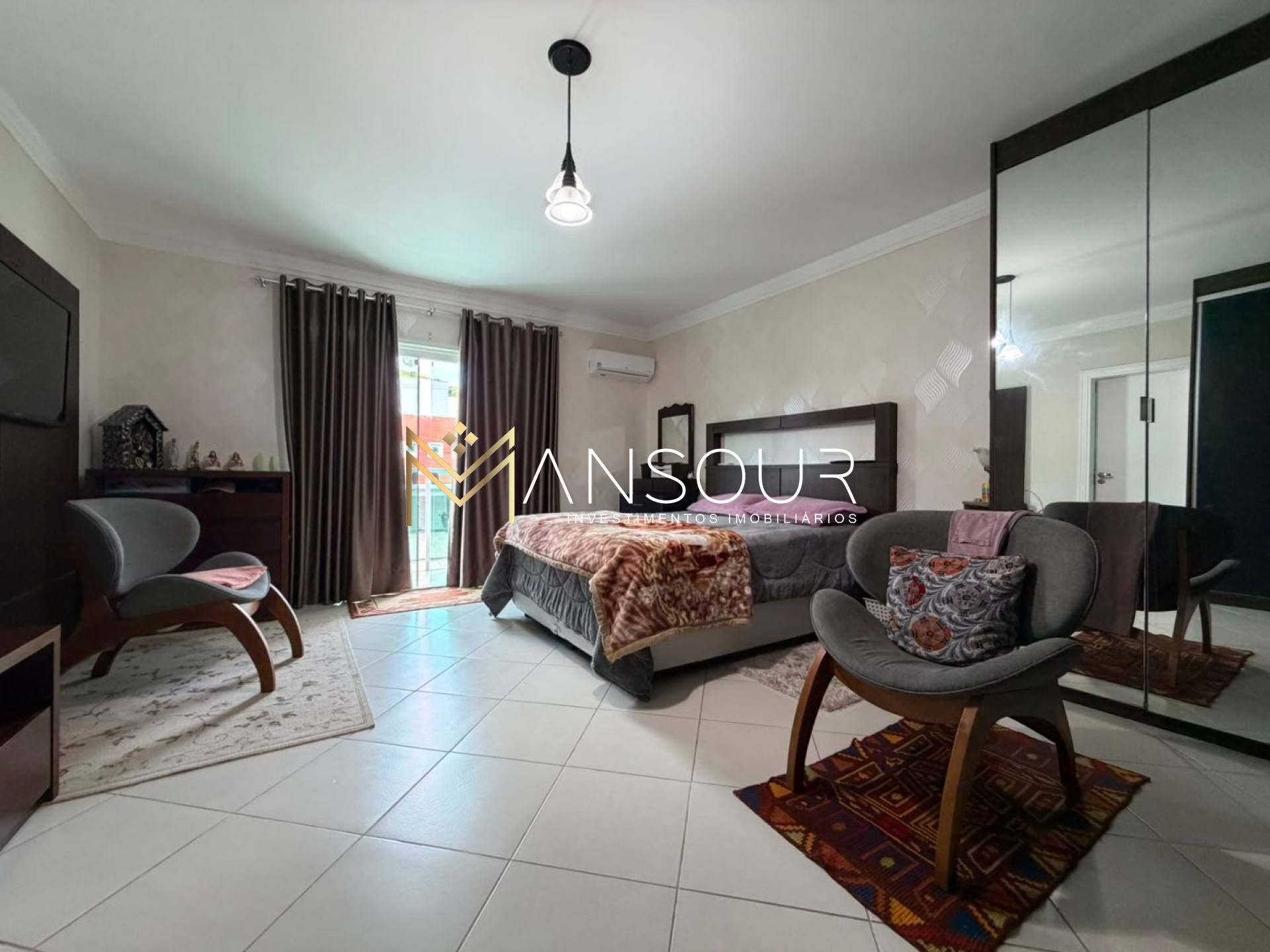 Casa Para Vender com 03 quartos 03 suítes no bairro Praia dos Amores em Balneário Camboriú
