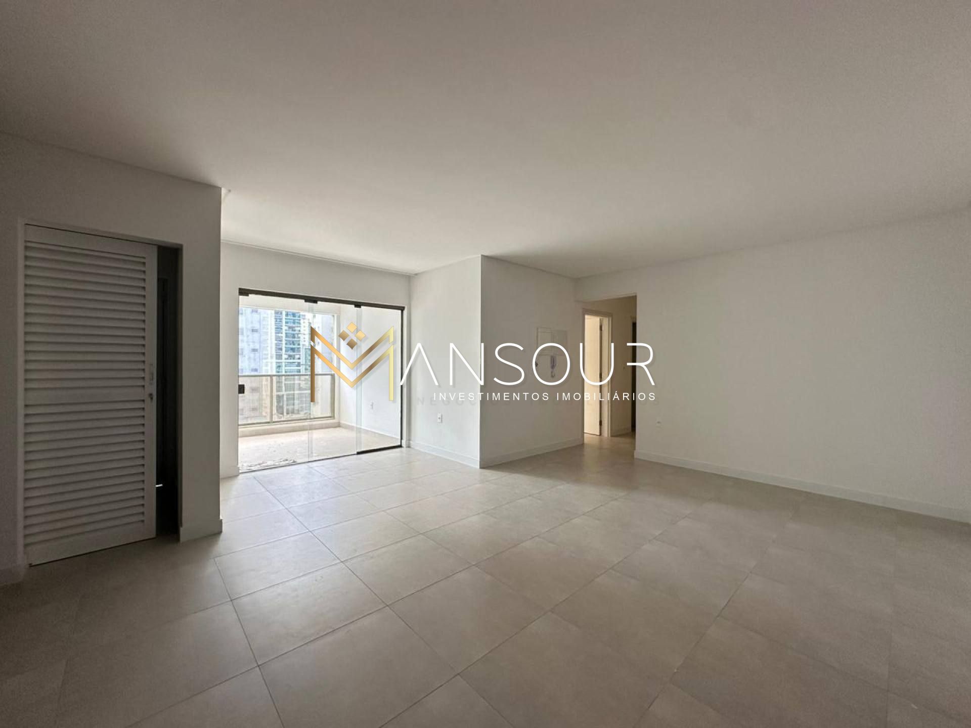 Apartamento Para Vender com 03 suítes no bairro Meia Praia em Itapema