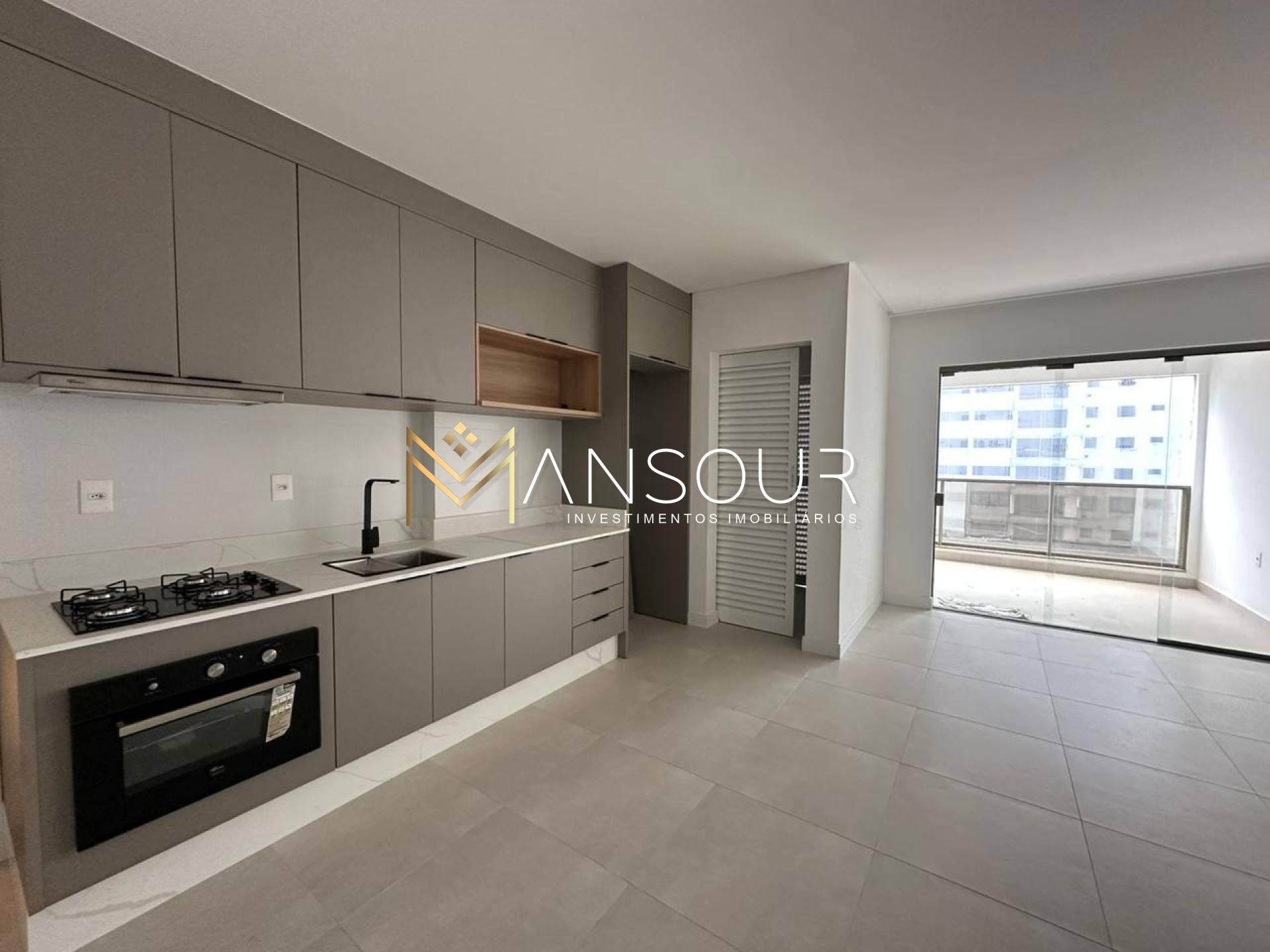 Apartamento Para Vender com 03 suítes no bairro Meia Praia em Itapema