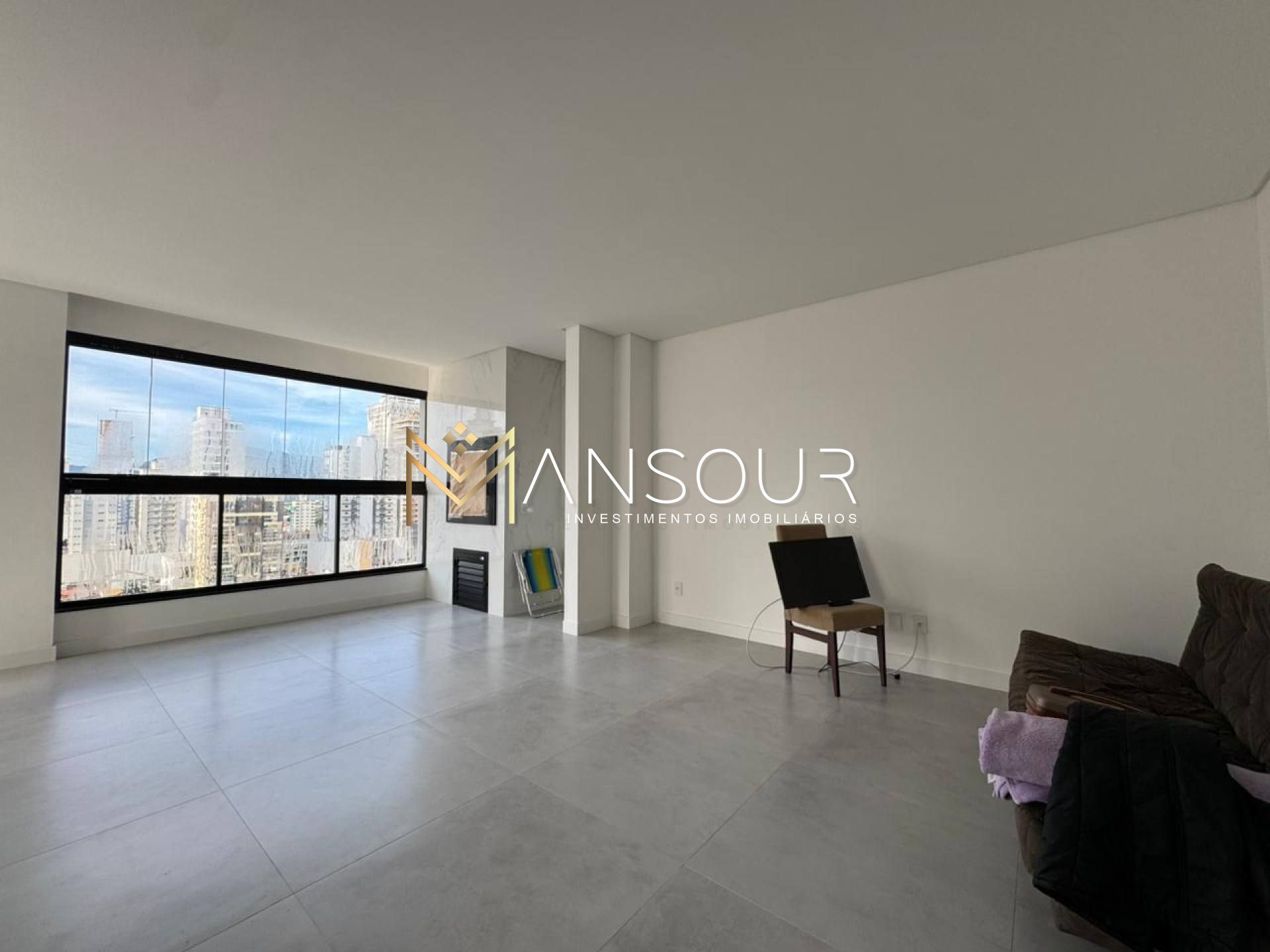 Apartamento Para Vender com 03 suítes no bairro Meia Praia em Itapema