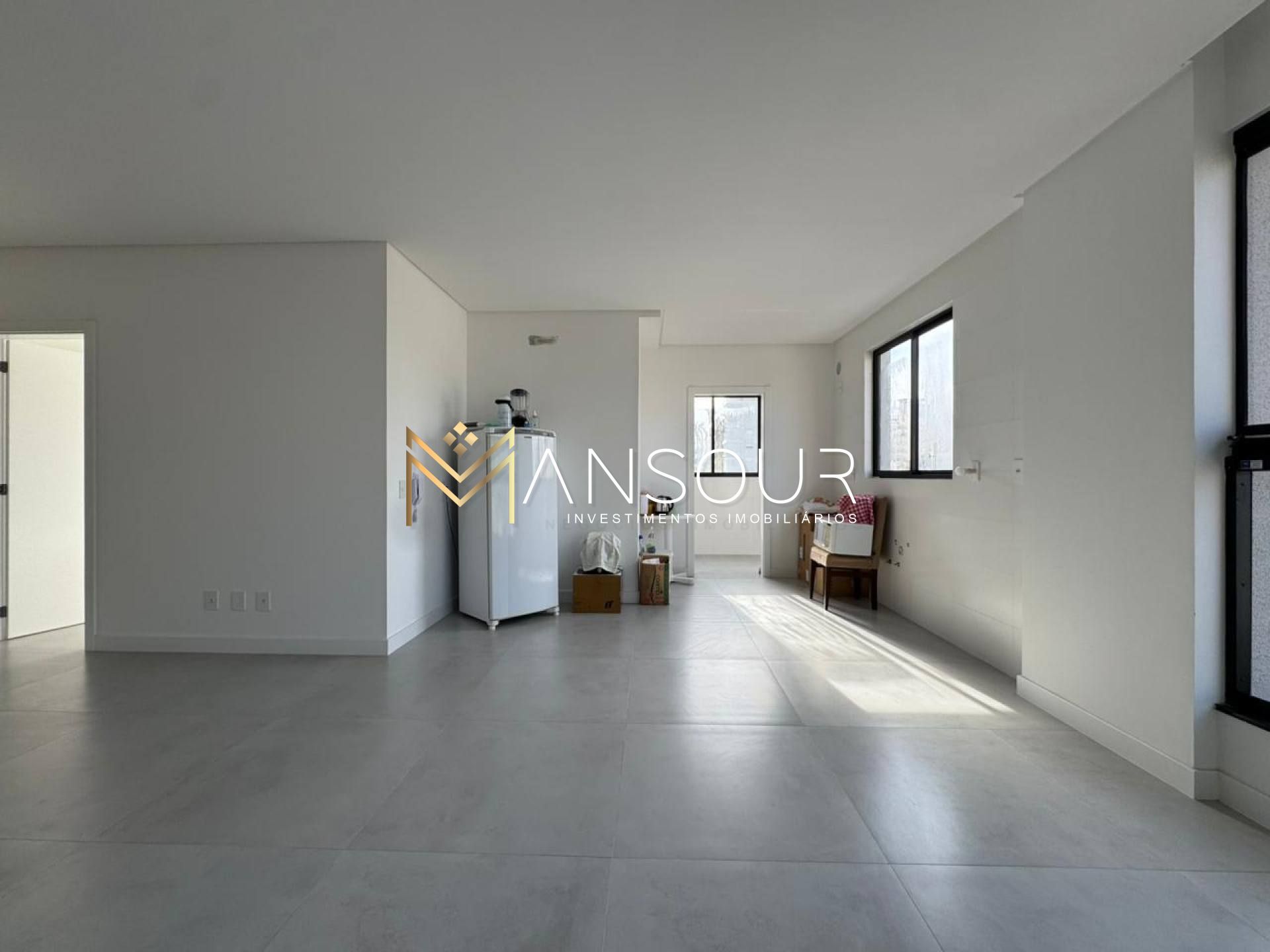 Apartamento Para Vender com 03 suítes no bairro Meia Praia em Itapema
