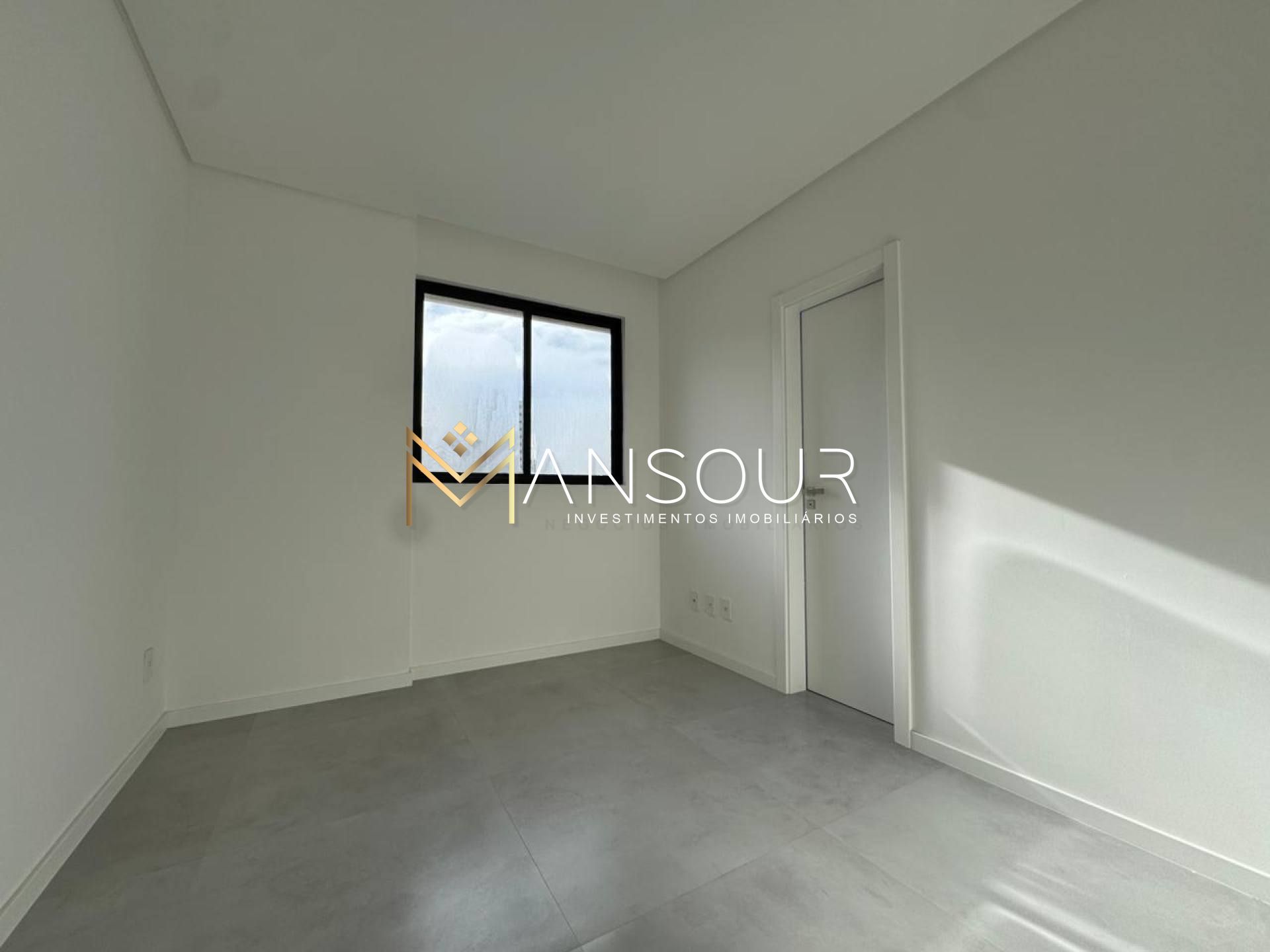 Apartamento Para Vender com 03 suítes no bairro Meia Praia em Itapema
