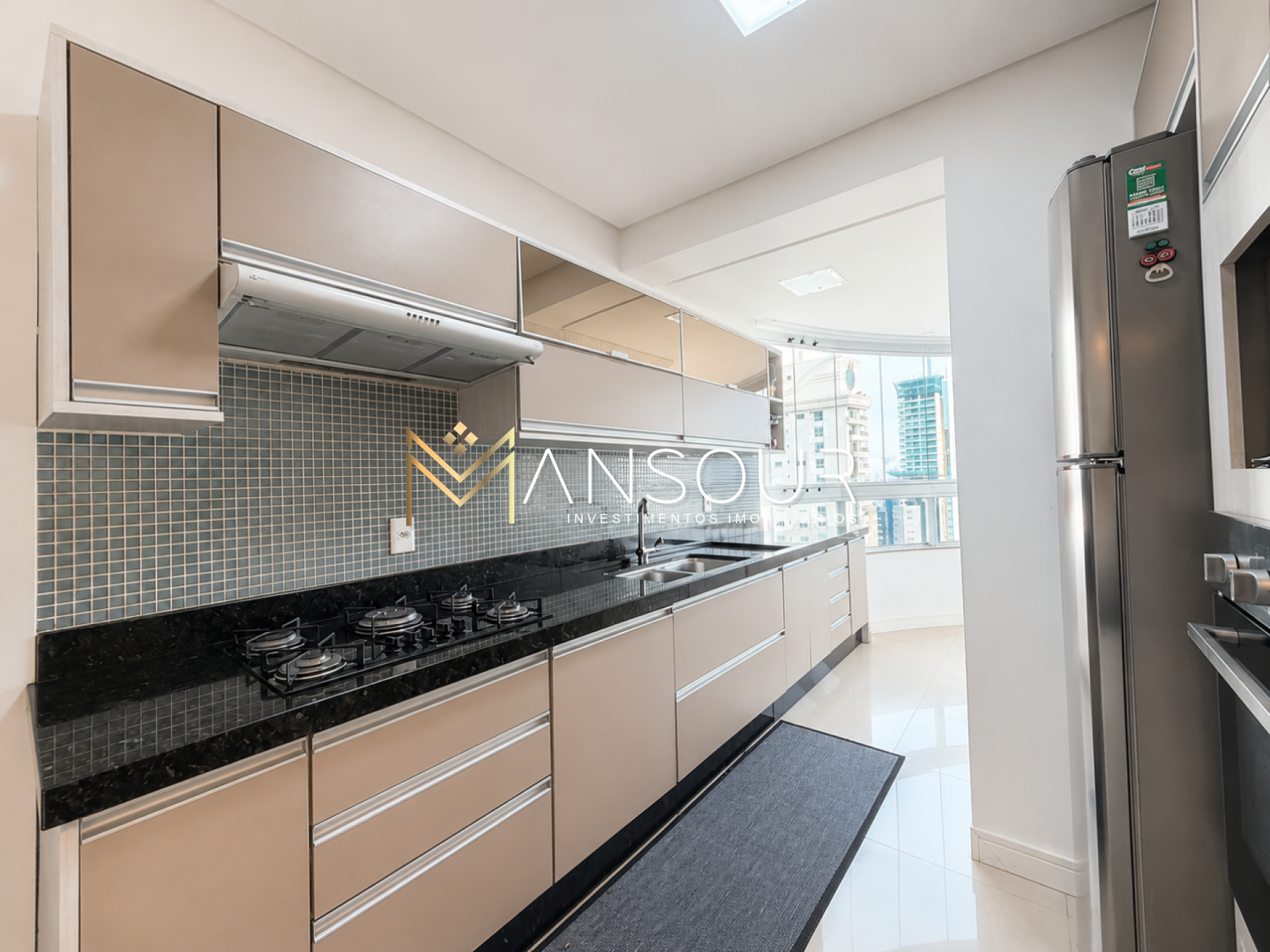 Apartamento Para Vender com 03 suítes no bairro Pioneiros em Balneário Camboriú