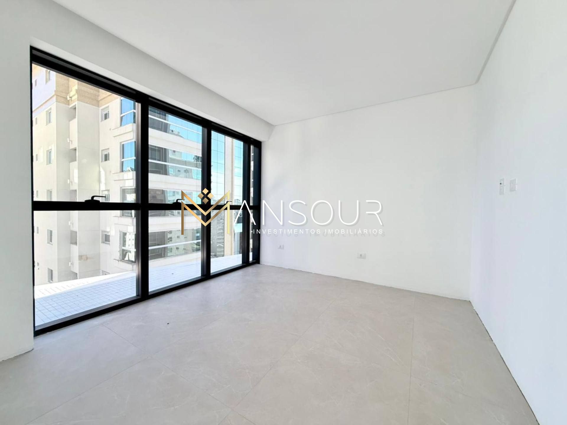 Apartamento Para Vender com 03 suítes no bairro Meia Praia em Itapema