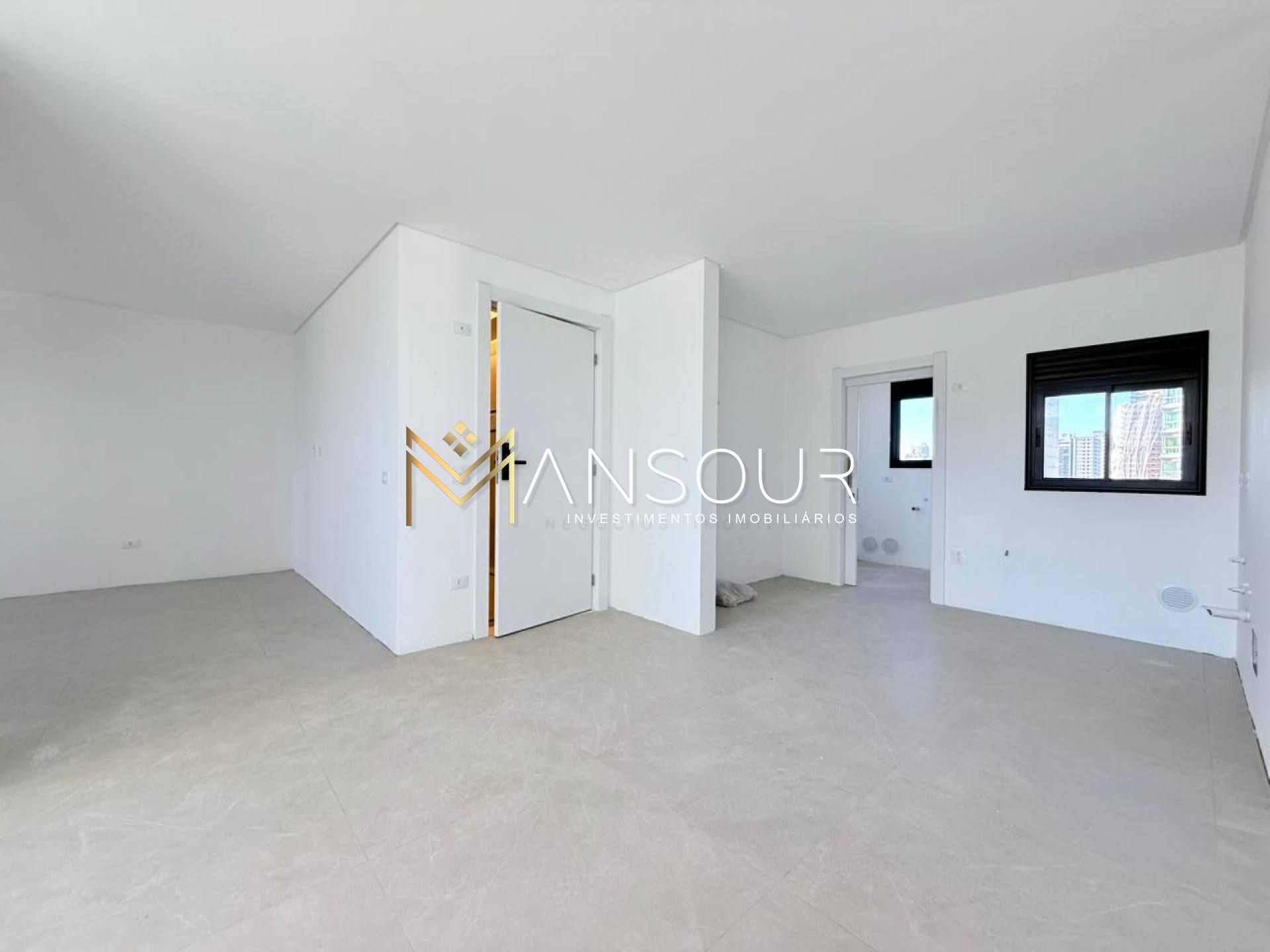 Apartamento Para Vender com 03 suítes no bairro Meia Praia em Itapema