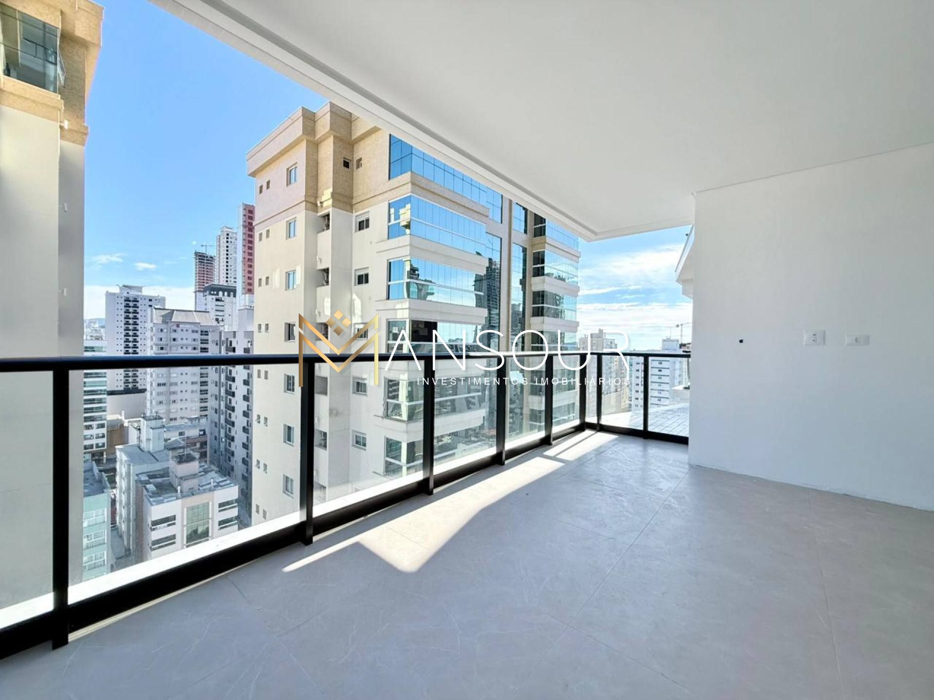 Apartamento Para Vender com 03 suítes no bairro Meia Praia em Itapema