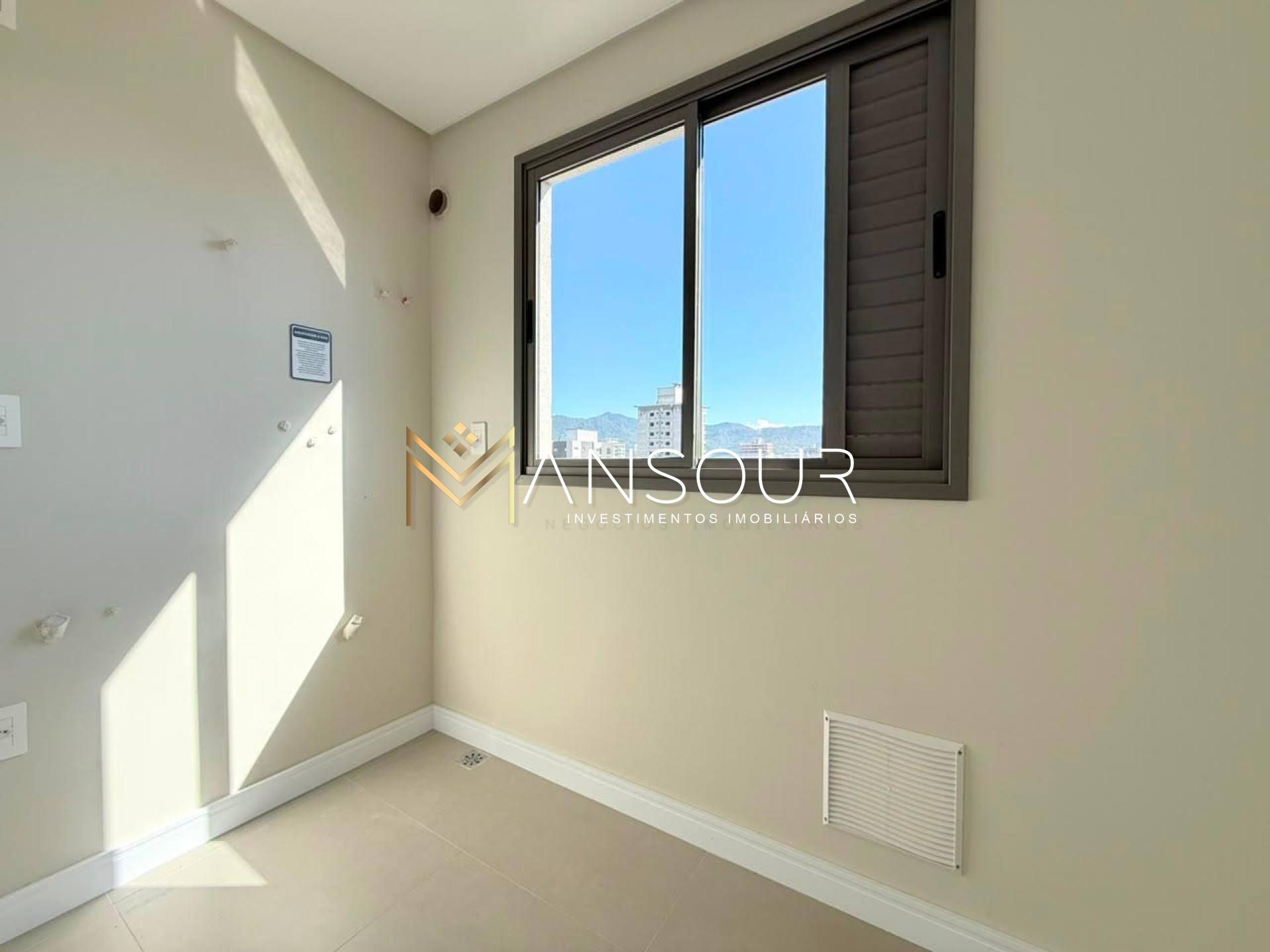 Apartamento Para Vender com 02 suítes no bairro Meia Praia em Itapema