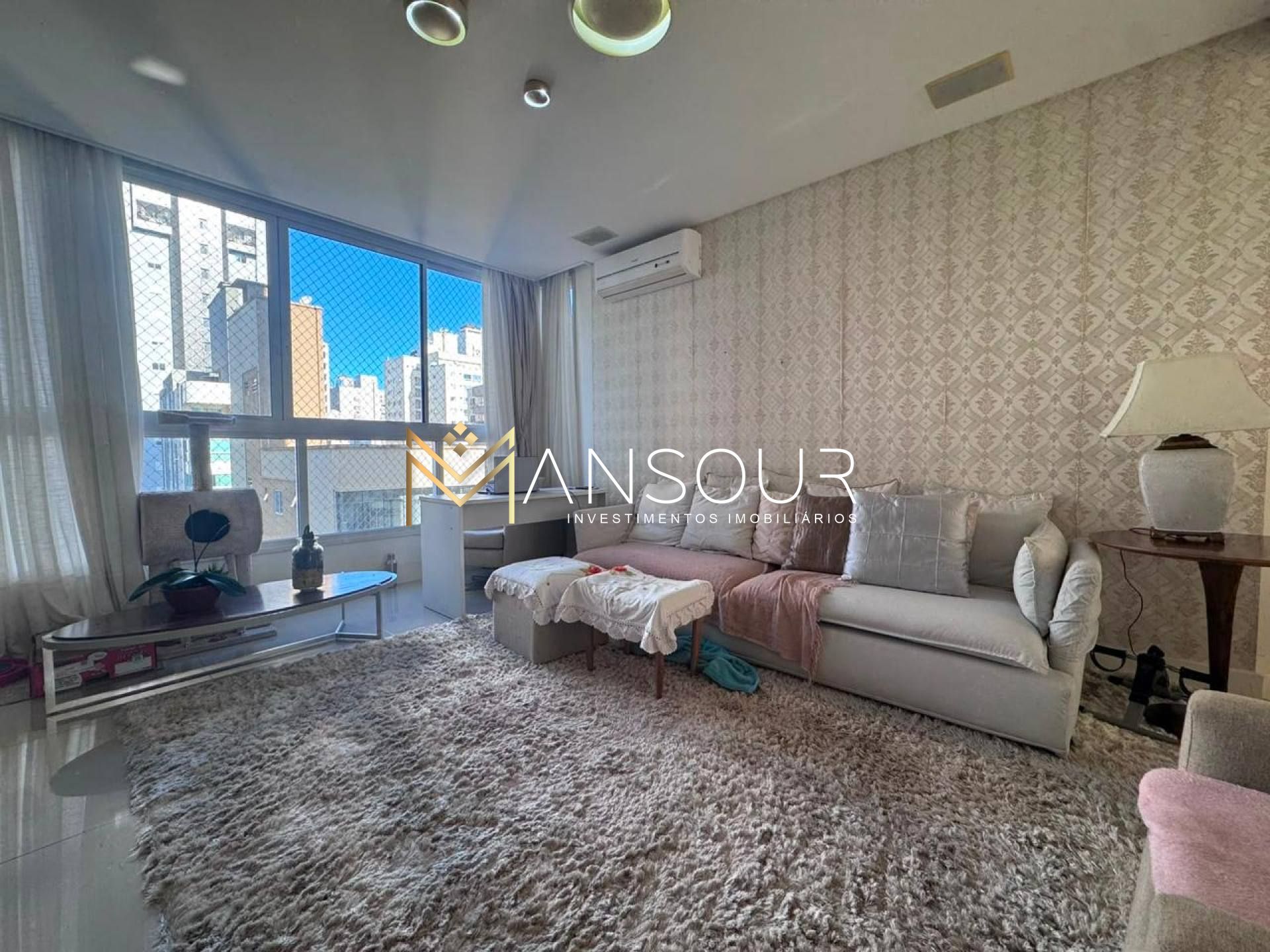 Apartamento Para Vender com 02 quartos e 02 suítes no bairro Centro em Balneário Camboriú
