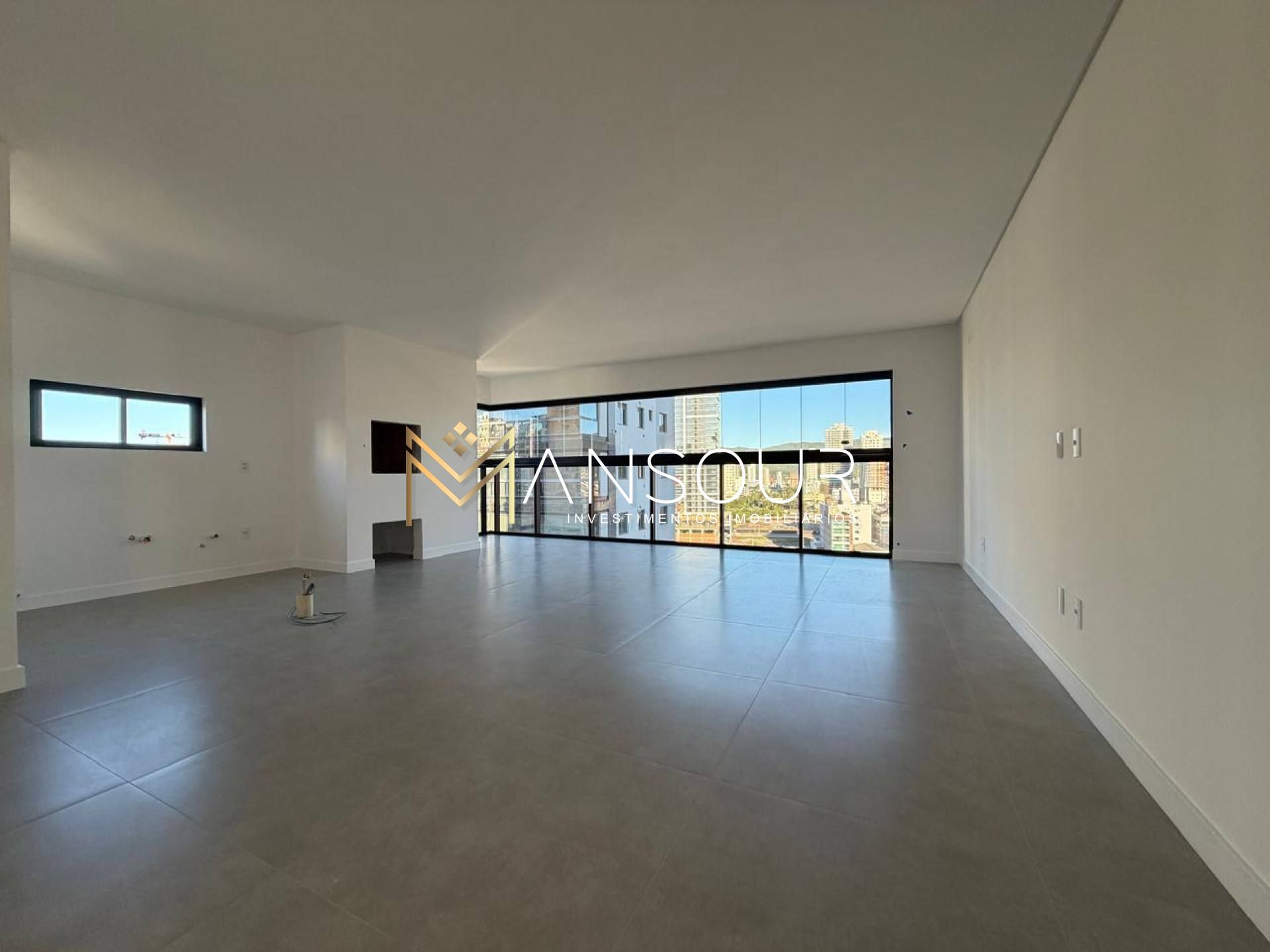 Apartamento Para Vender com 03 suítes no bairro Balneário Perequê em Porto Belo