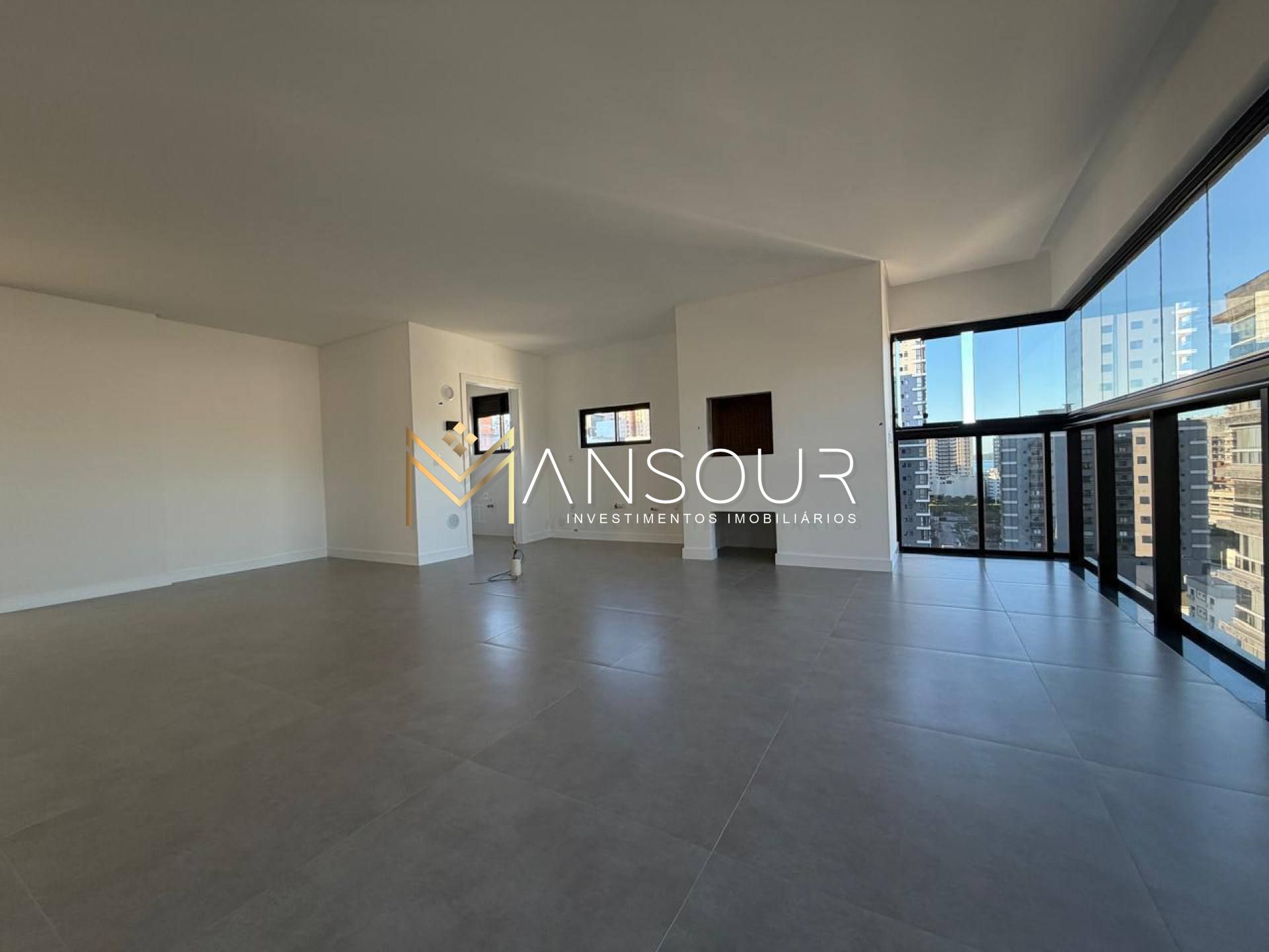 Apartamento Para Vender com 03 suítes no bairro Balneário Perequê em Porto Belo