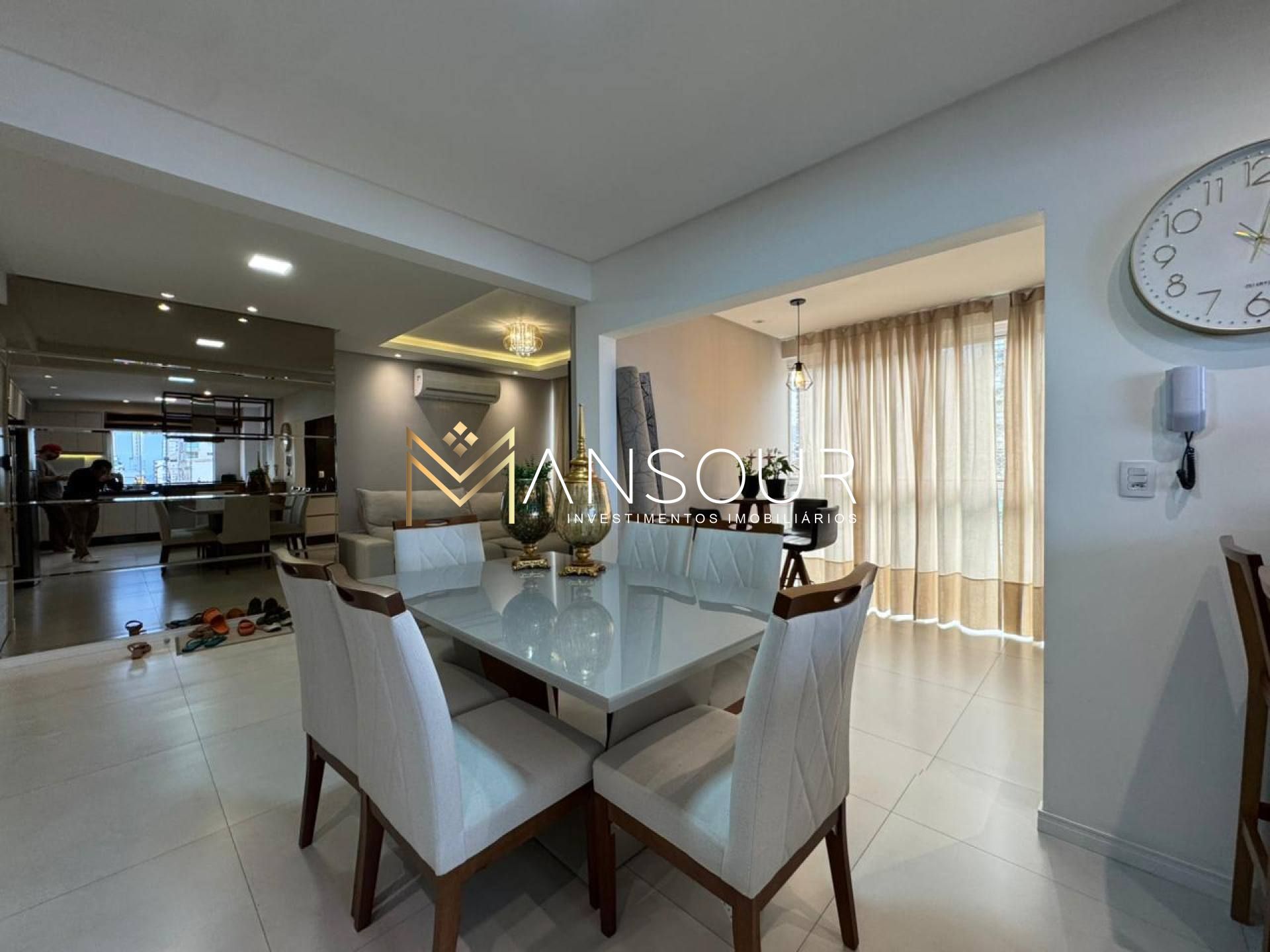 Apartamento Para Vender com 03 suítes no bairro Meia Praia em Itapema