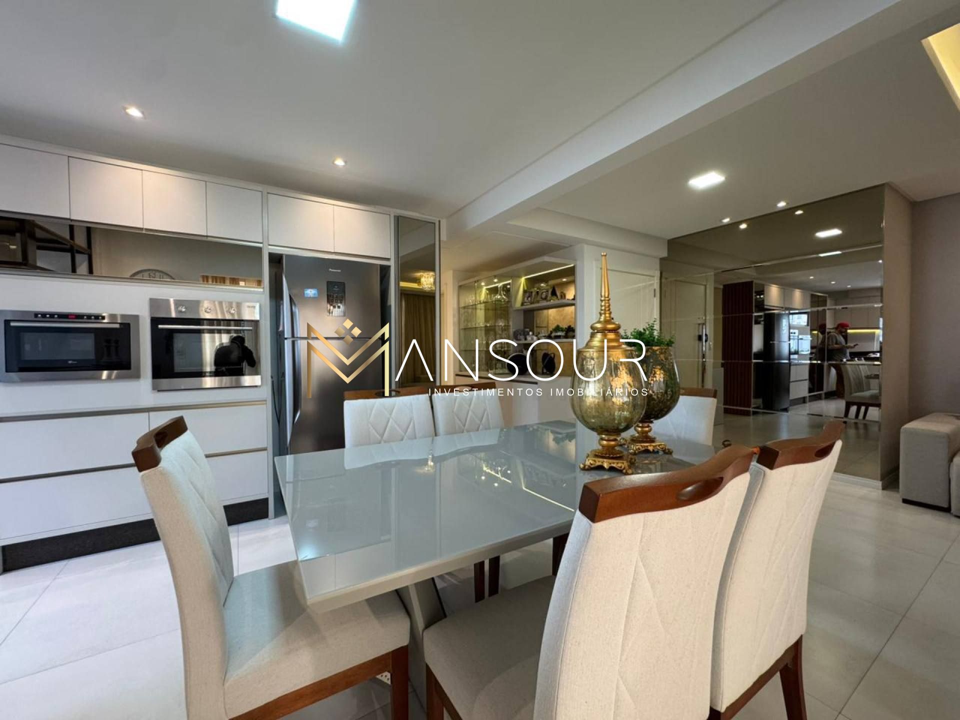 Apartamento Para Vender com 03 suítes no bairro Meia Praia em Itapema