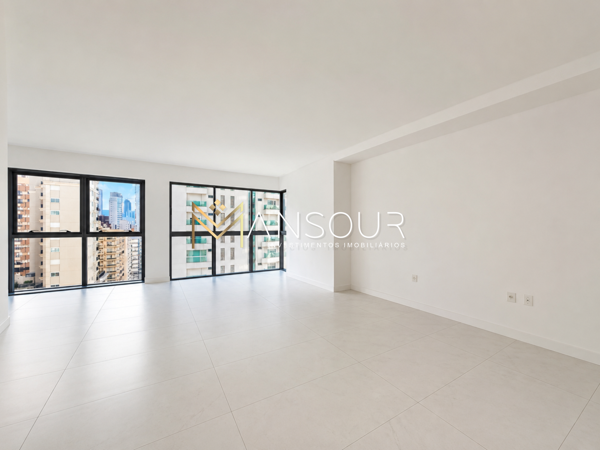 Apartamento Para Vender com 04 suítes no bairro Centro em Balneário Camboriú