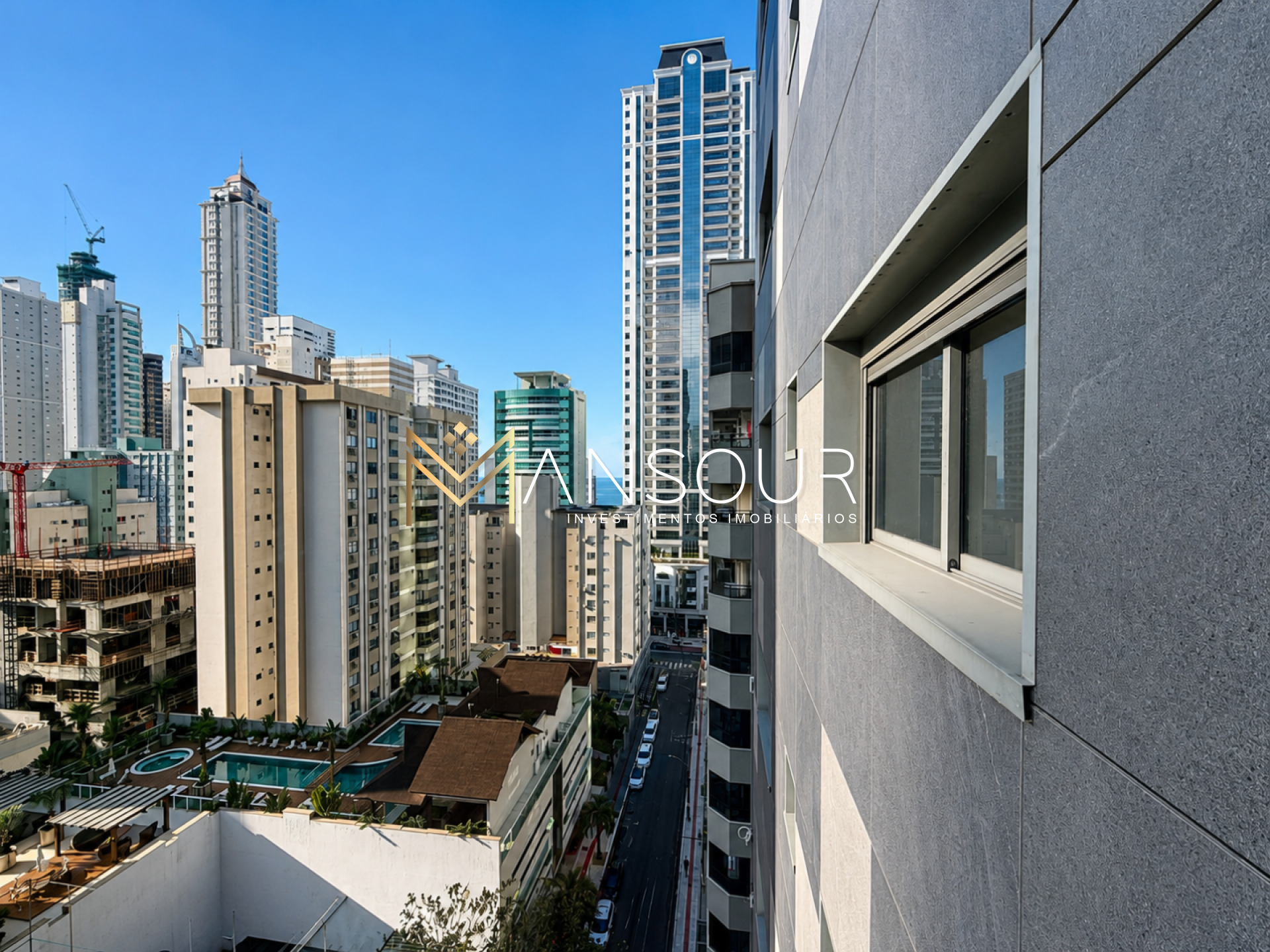 Apartamento Para Vender com 04 suítes no bairro Centro em Balneário Camboriú