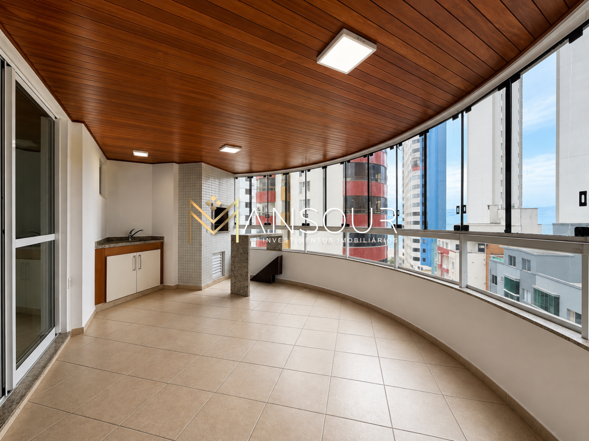 Apartamento Para Vender com 03 suítes no bairro Centro em Balneário Camboriú