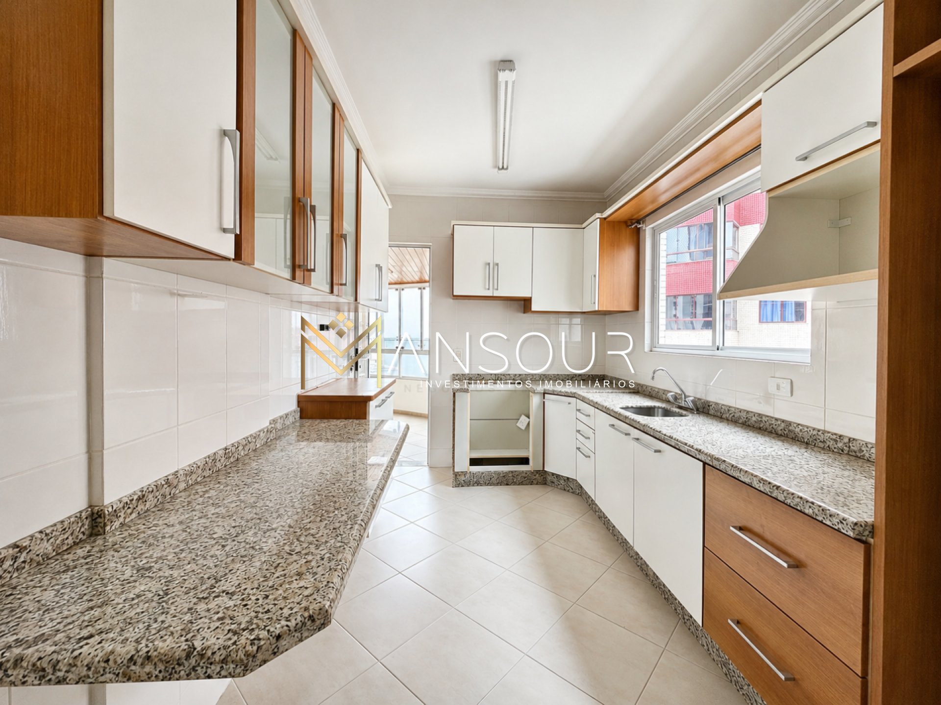 Apartamento Para Vender com 03 suítes no bairro Centro em Balneário Camboriú