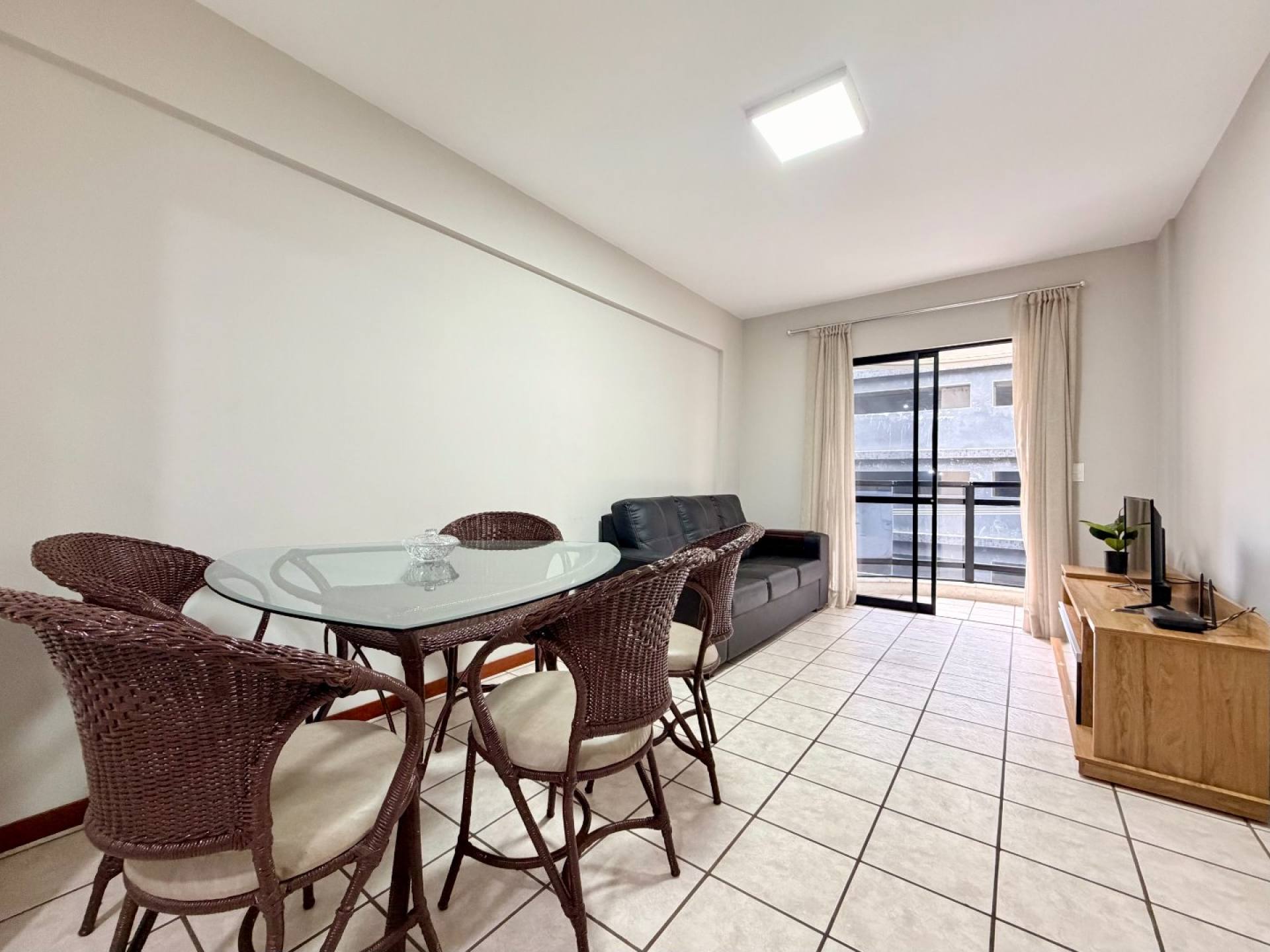 Apartamento Para Vender com 02 quartos 01 suítes no bairro Meia Praia em Itapema