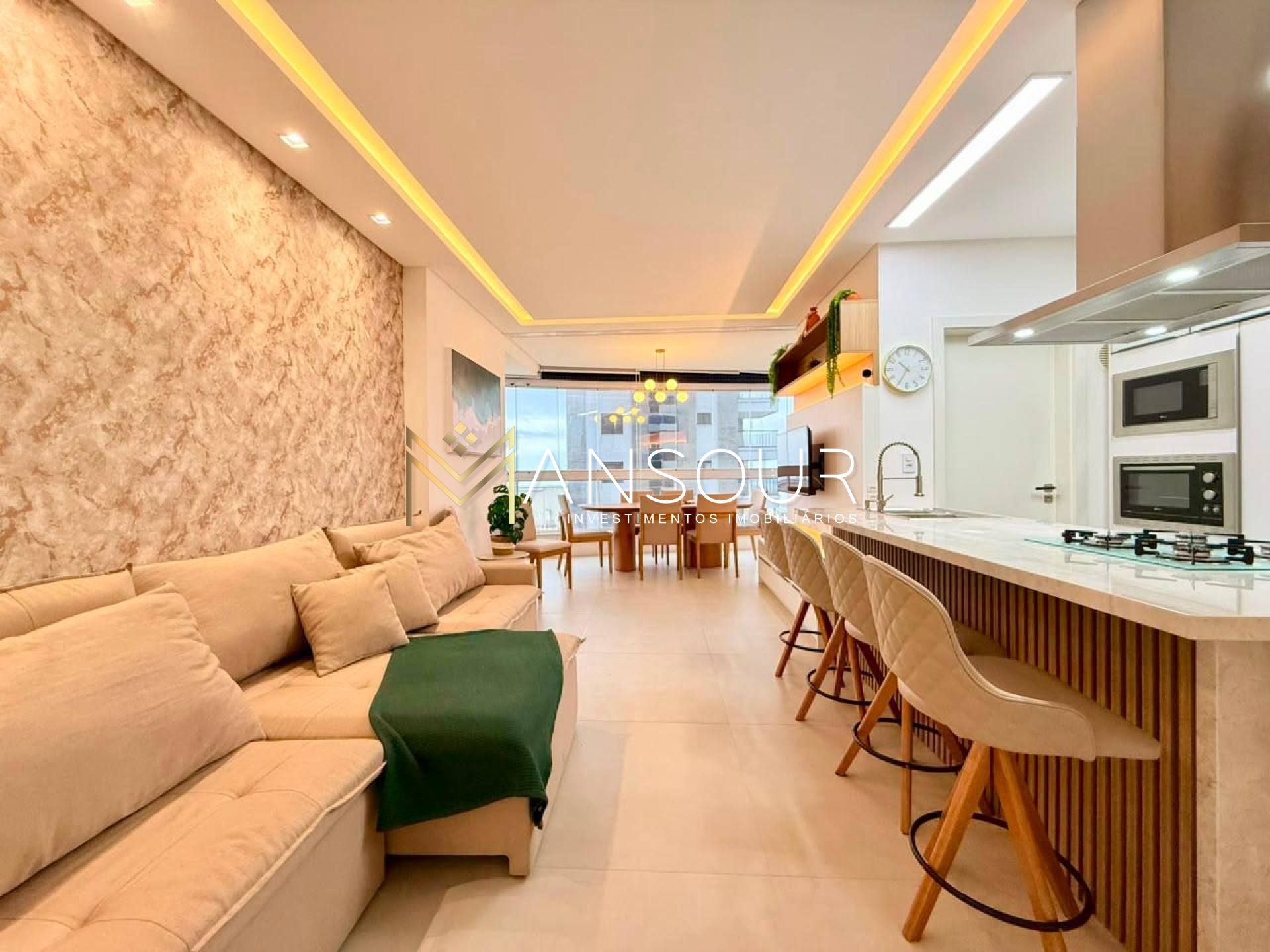 Apartamento Para Vender com 03 suítes no bairro Meia Praia em Itapema
