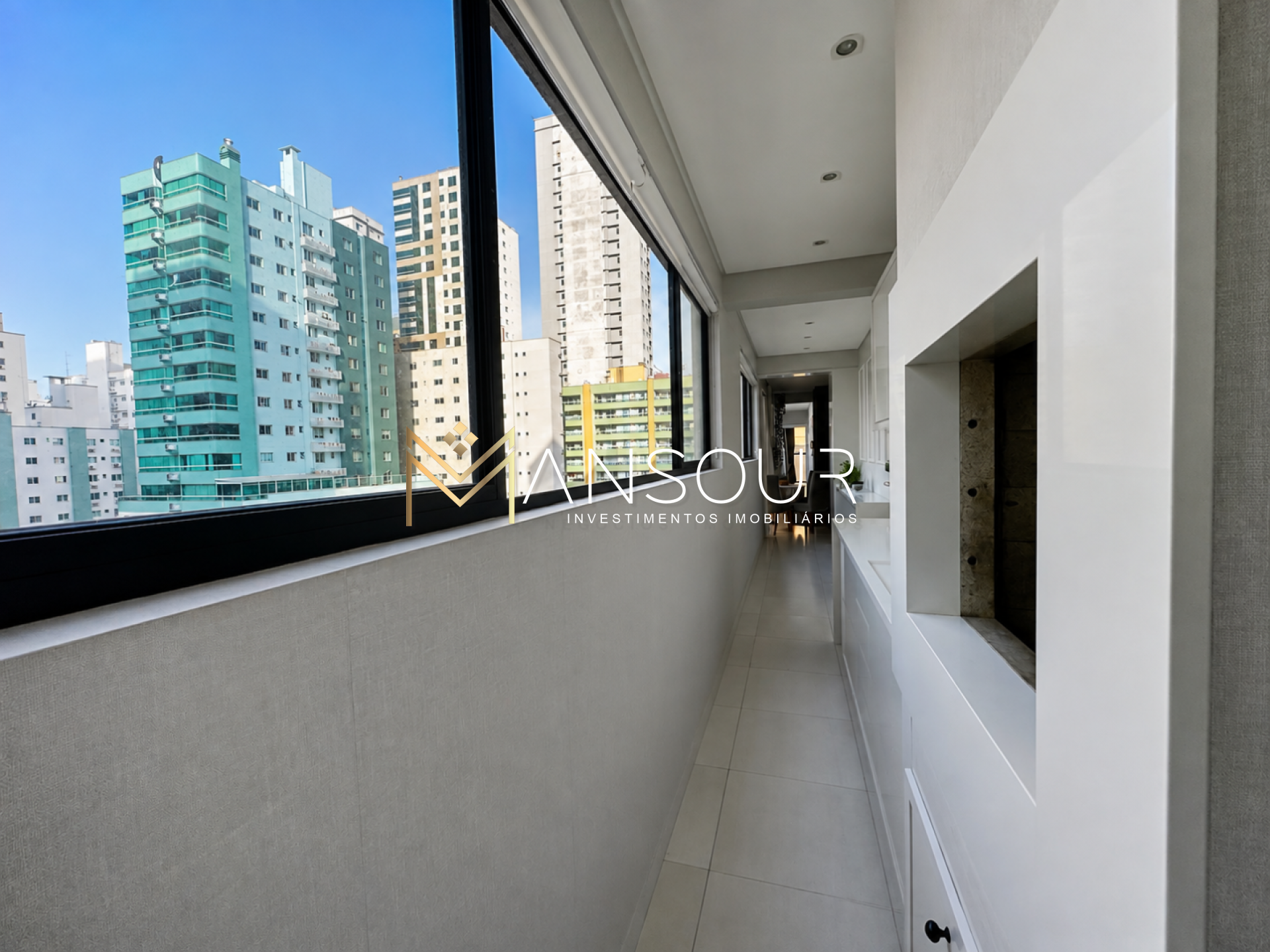 Apartamento Para Vender com 02 suítes no bairro Meia Praia em Itapema