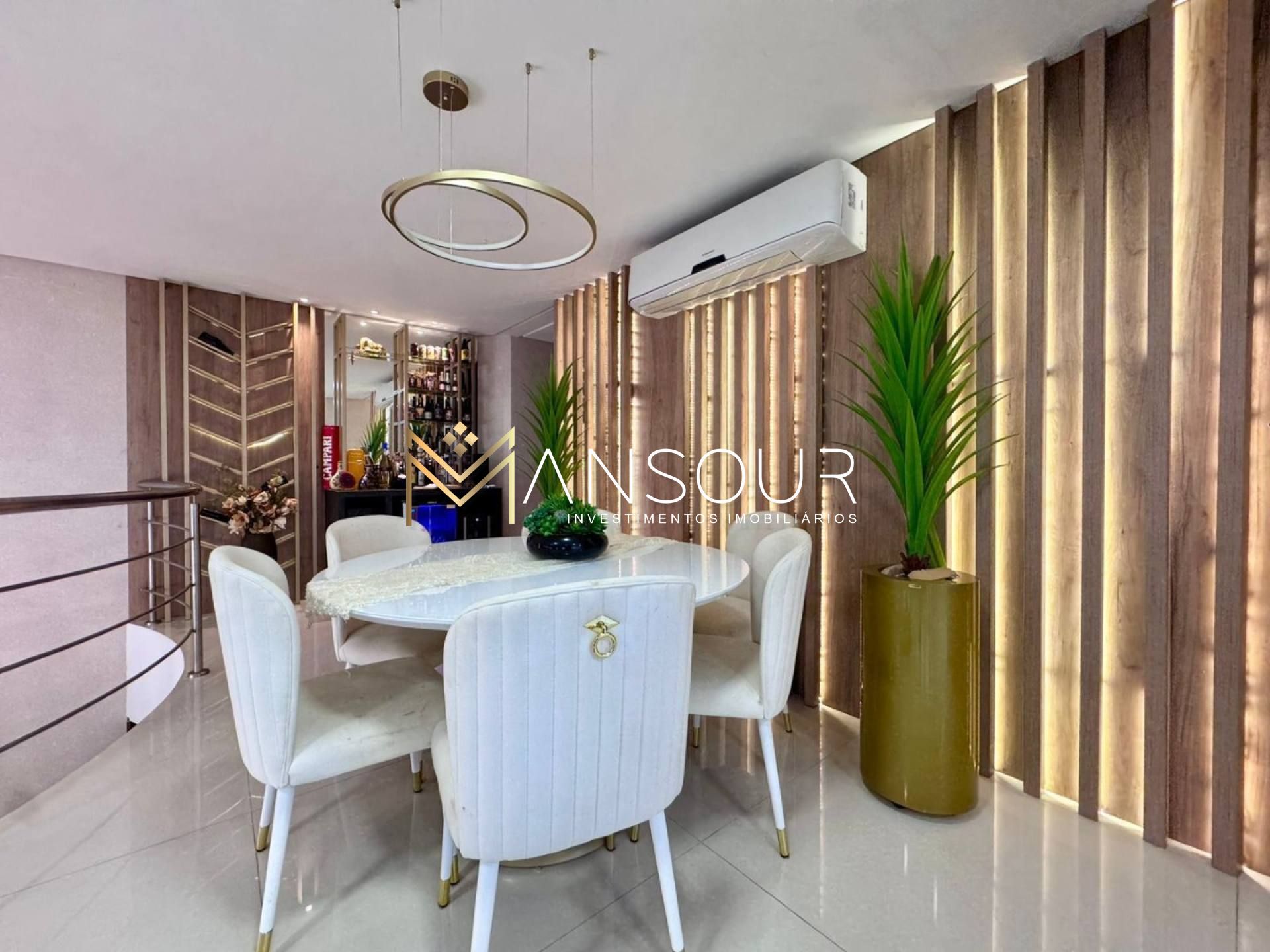 Apartamento Para Vender com 06 suítes no bairro Meia Praia em Itapema