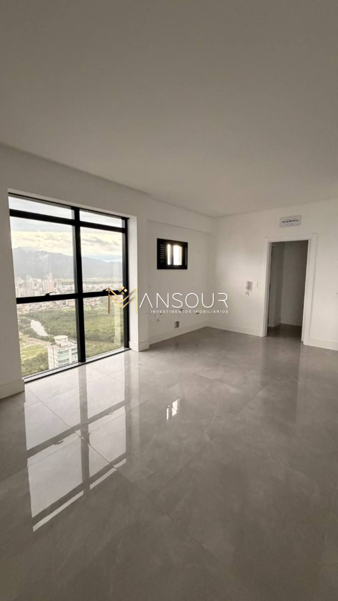 Apartamento Para Vender com 04 suítes no bairro Meia Praia em Itapema