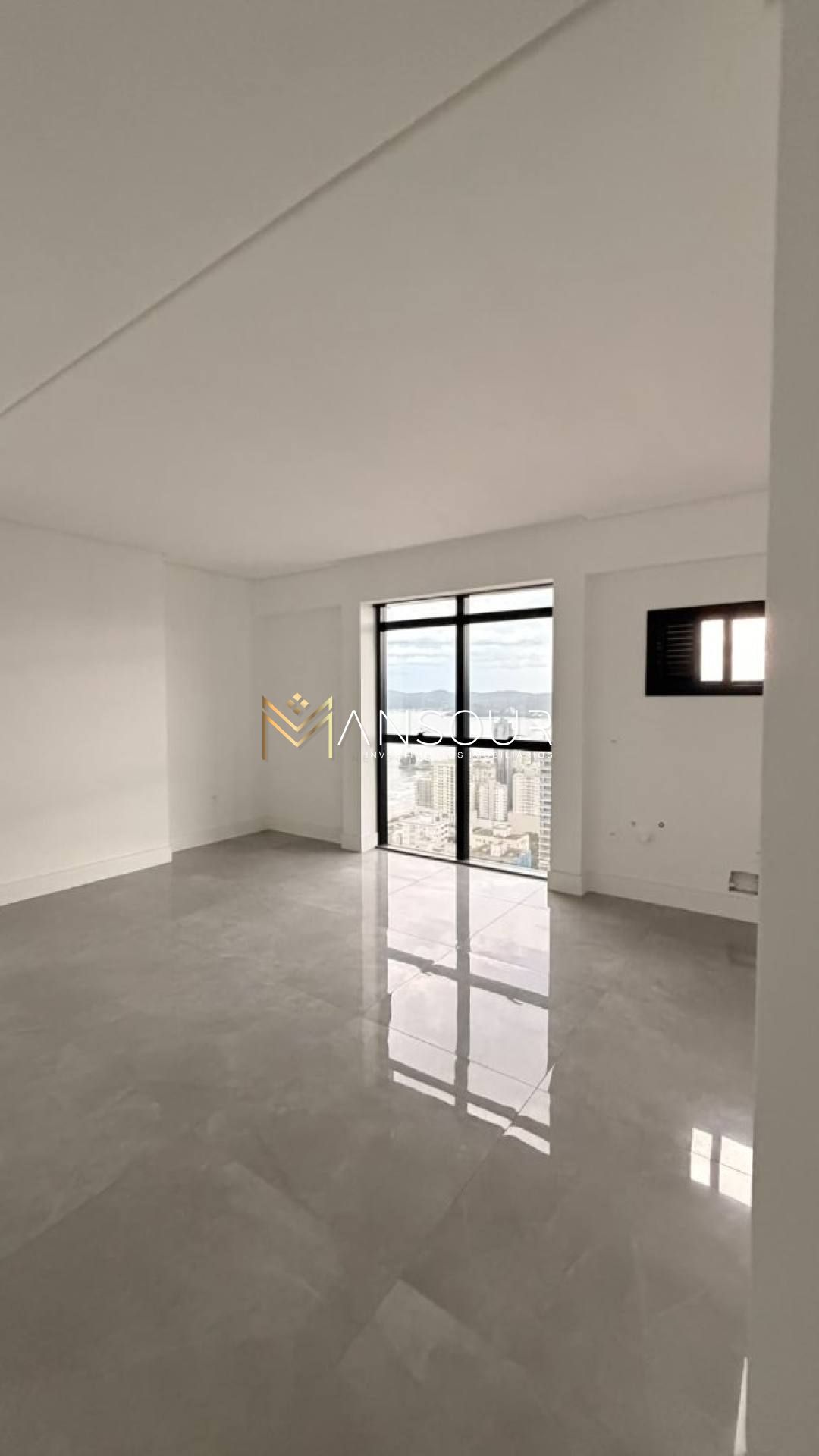 Apartamento Para Vender com 04 suítes no bairro Meia Praia em Itapema