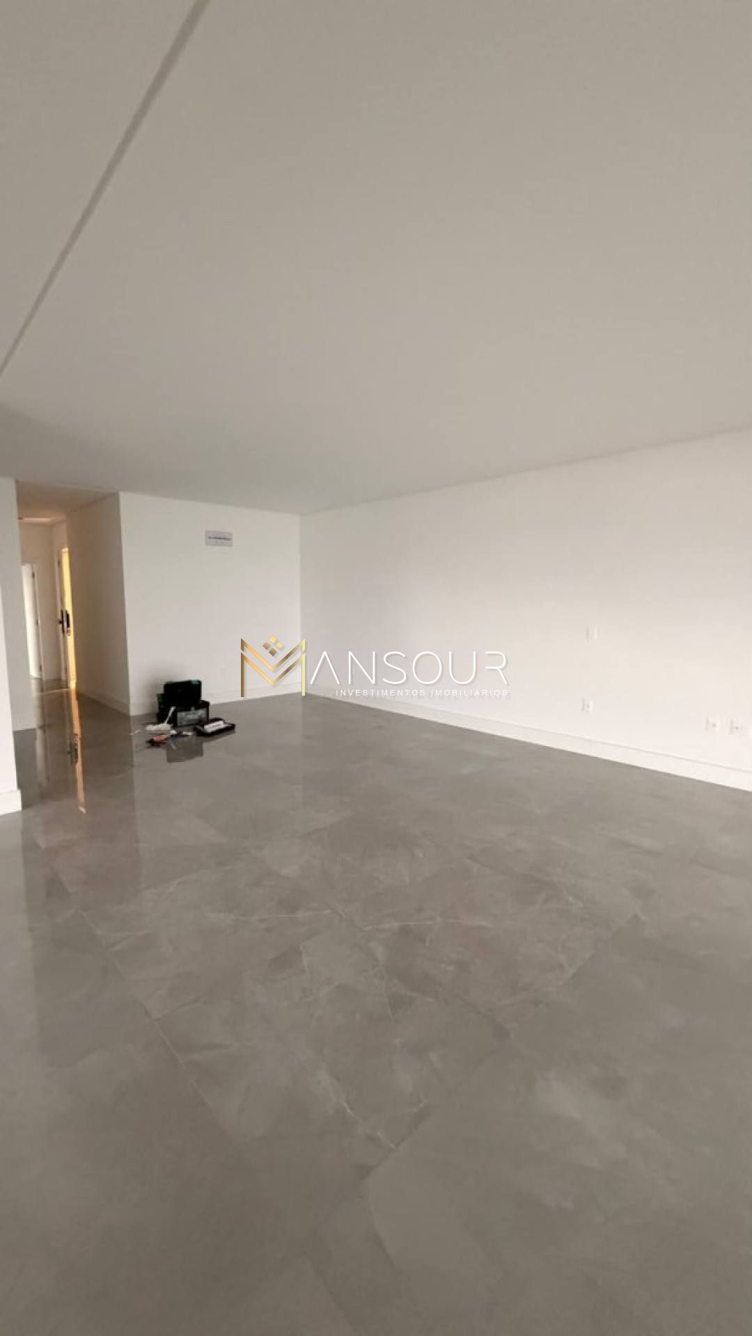 Apartamento Para Vender com 04 suítes no bairro Meia Praia em Itapema