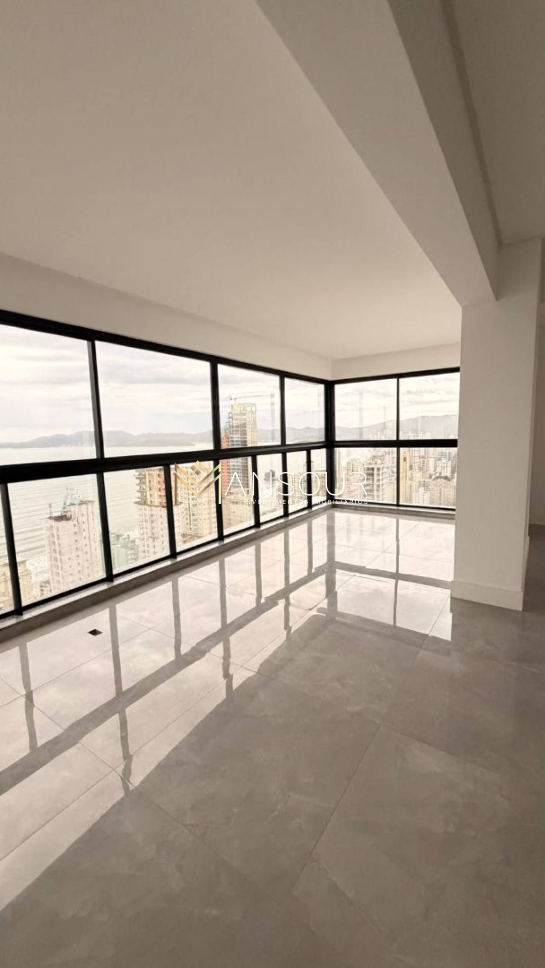 Apartamento Para Vender com 04 suítes no bairro Meia Praia em Itapema