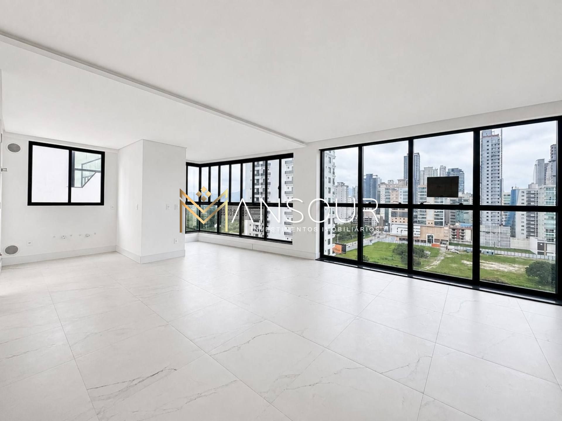 Apartamento Para Vender 03 suítes no bairro Meia Praia em Itapema