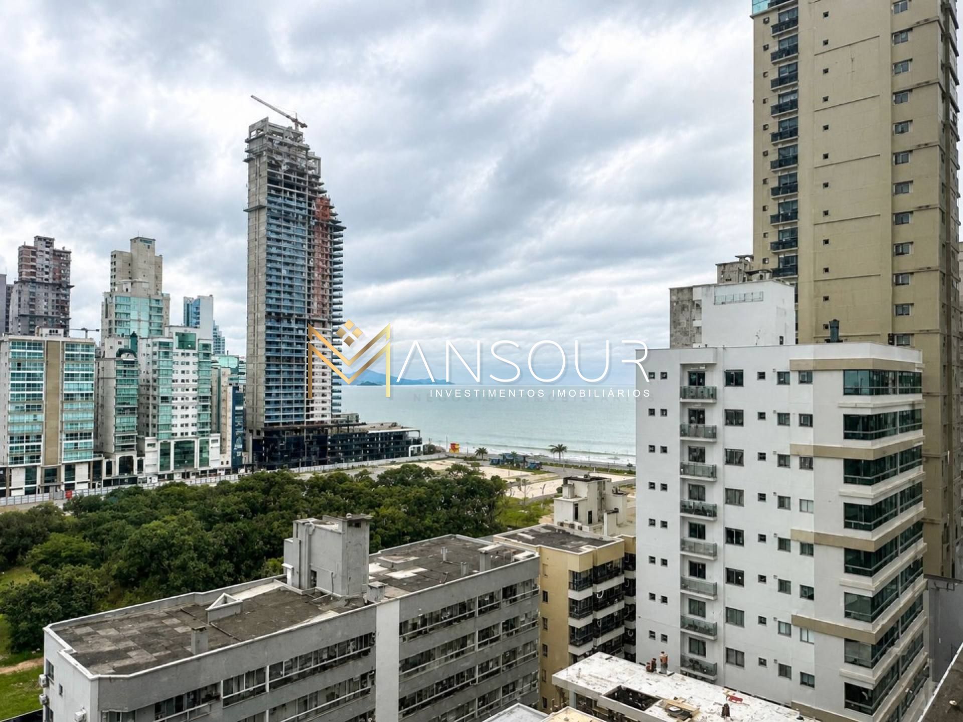 Apartamento Para Vender 03 suítes no bairro Meia Praia em Itapema