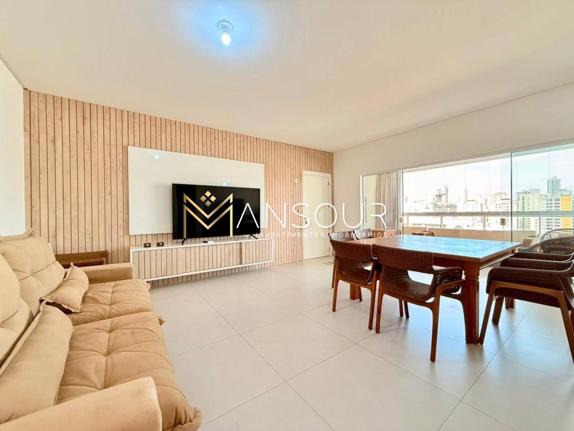 Apartamento Para Vender com 03 suítes no bairro Meia Praia em Itapema