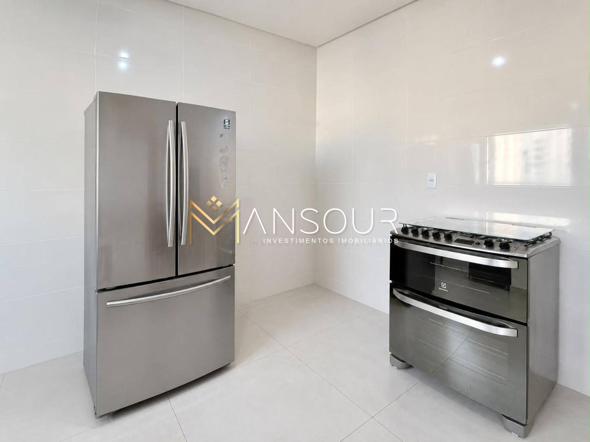 Apartamento Para Vender com 03 suítes no bairro Meia Praia em Itapema