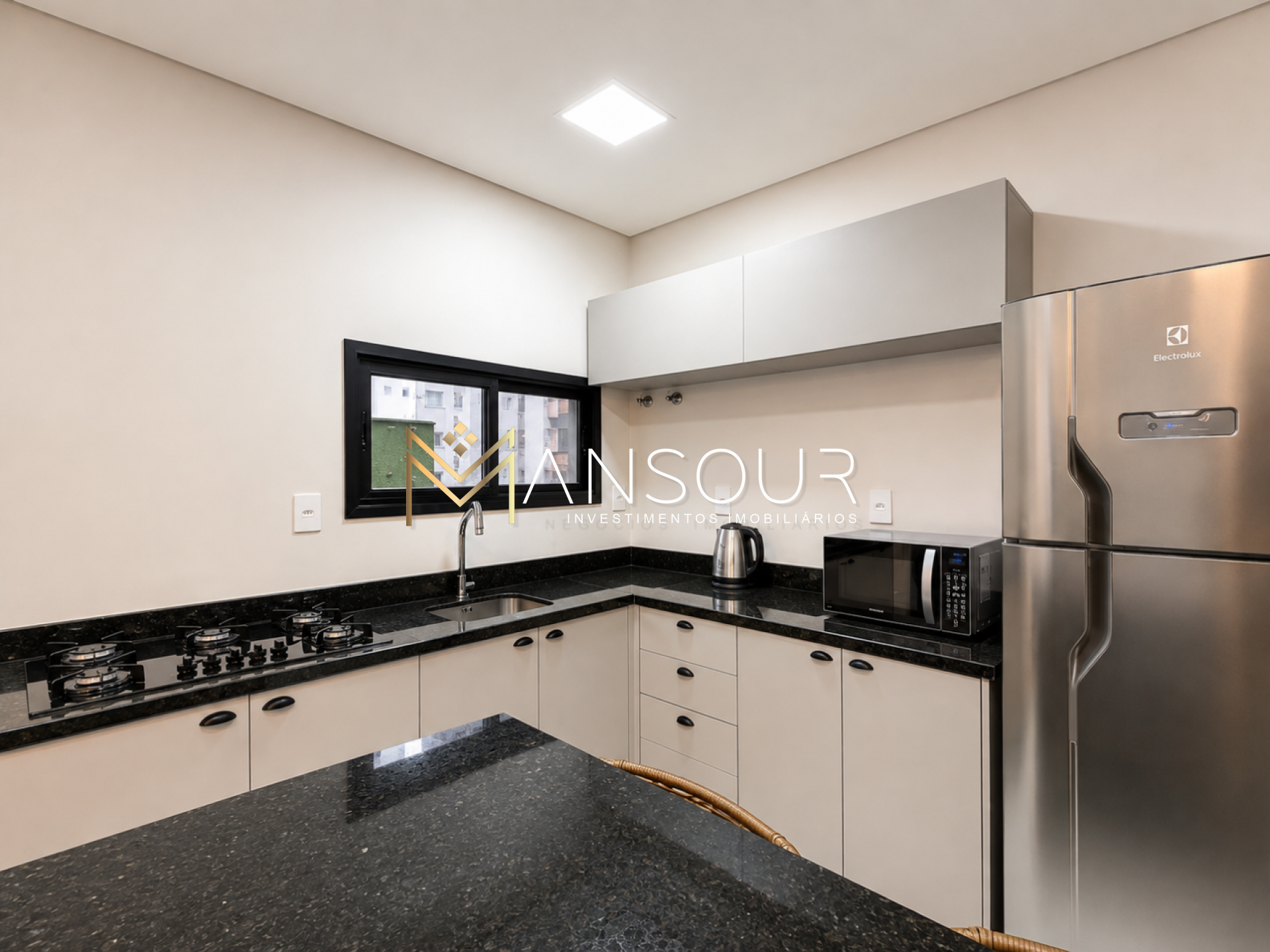 Apartamento Para Vender com 01 quarto e 02 suítes no bairro Meia Praia em Itapema