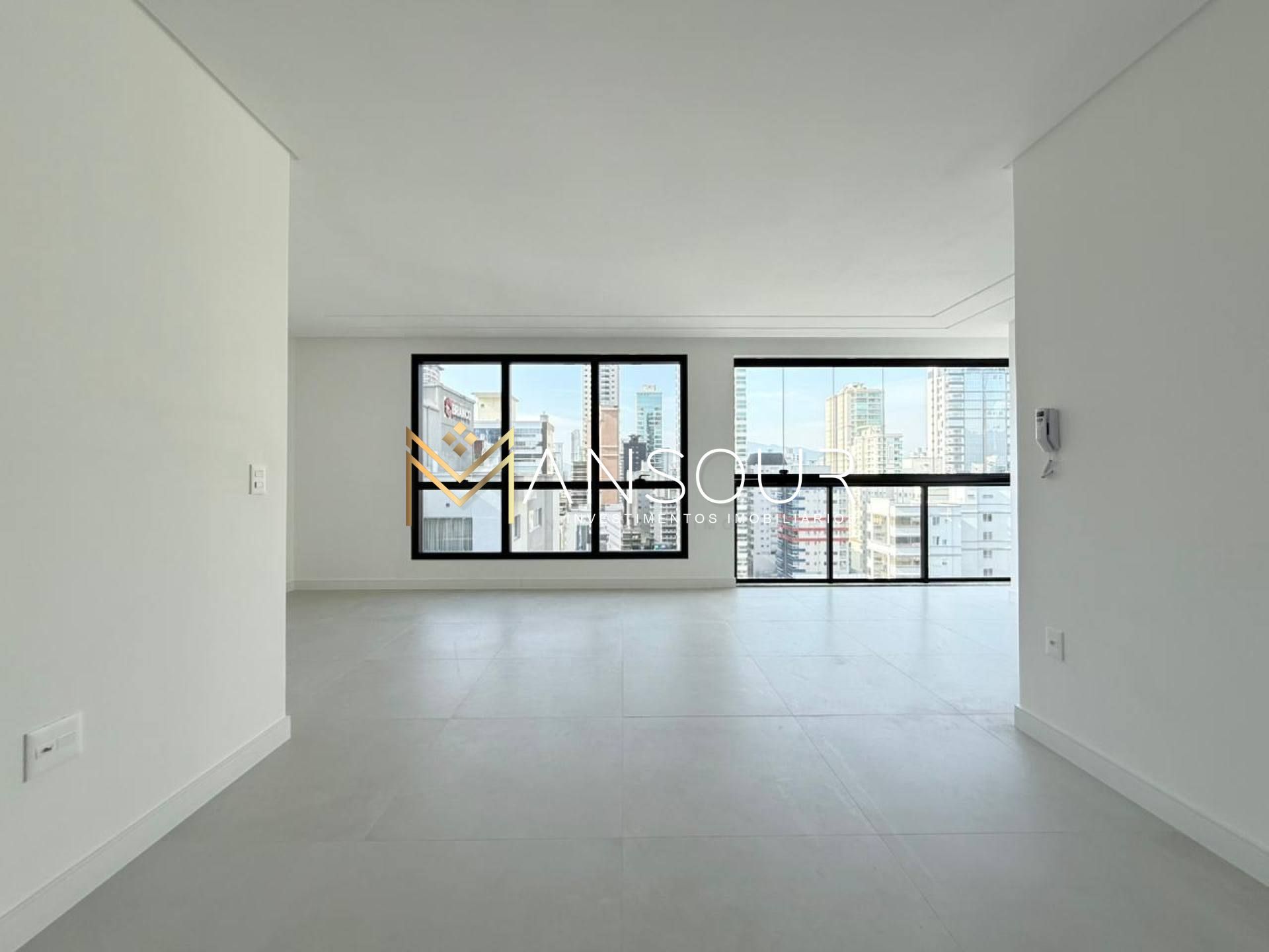 Apartamento Para Vender 03 suítes no bairro Meia Praia em Itapema