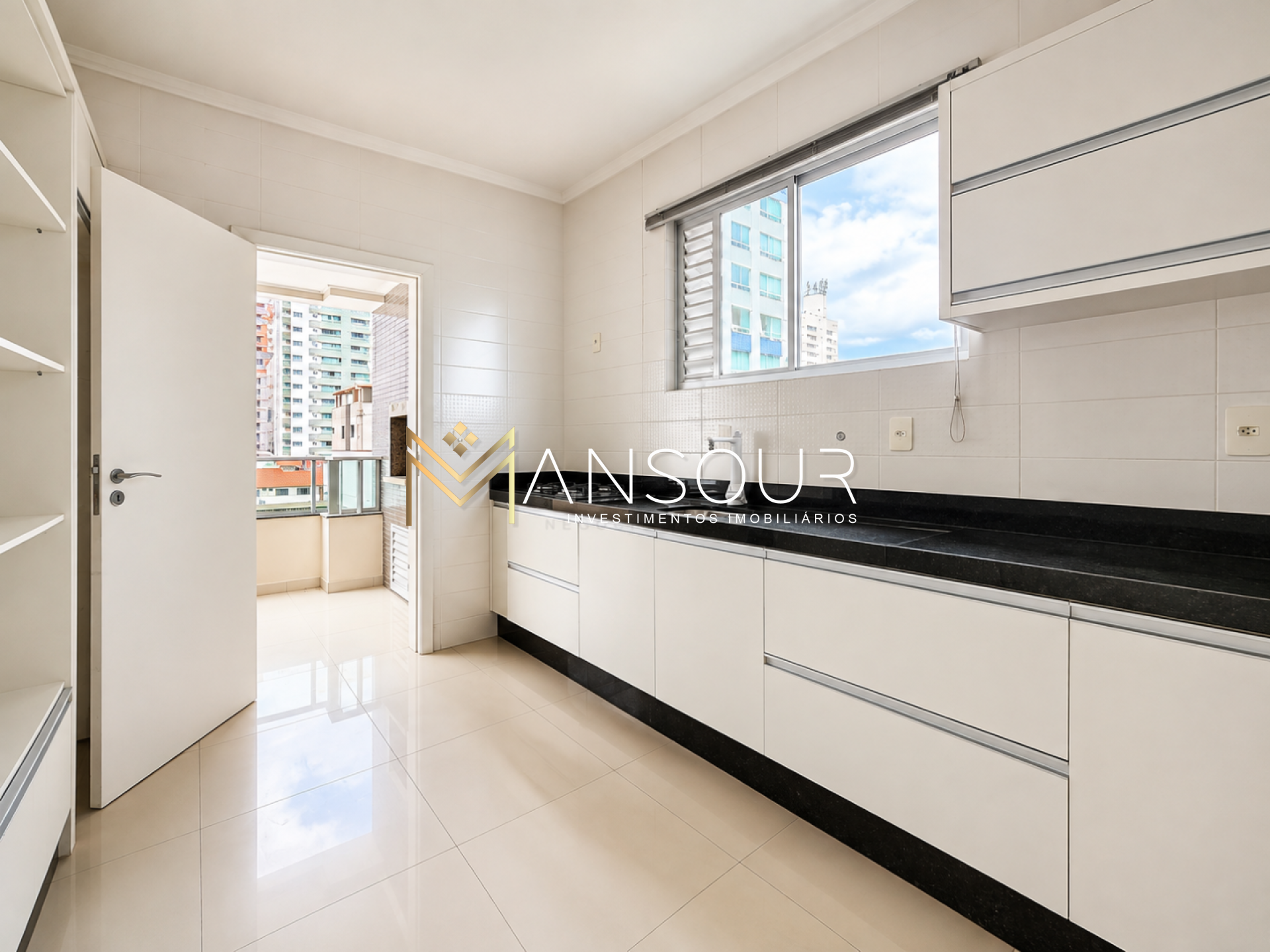 Apartamento Para Vender com 02 quartos e 01 suíte no bairro Centro em Balneário Camboriú