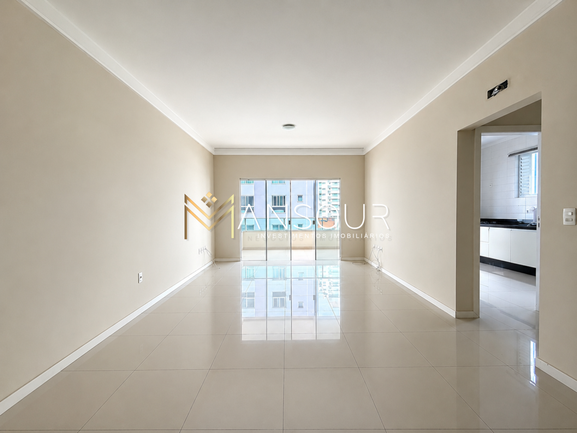 Apartamento Para Vender com 02 quartos e 01 suíte no bairro Centro em Balneário Camboriú