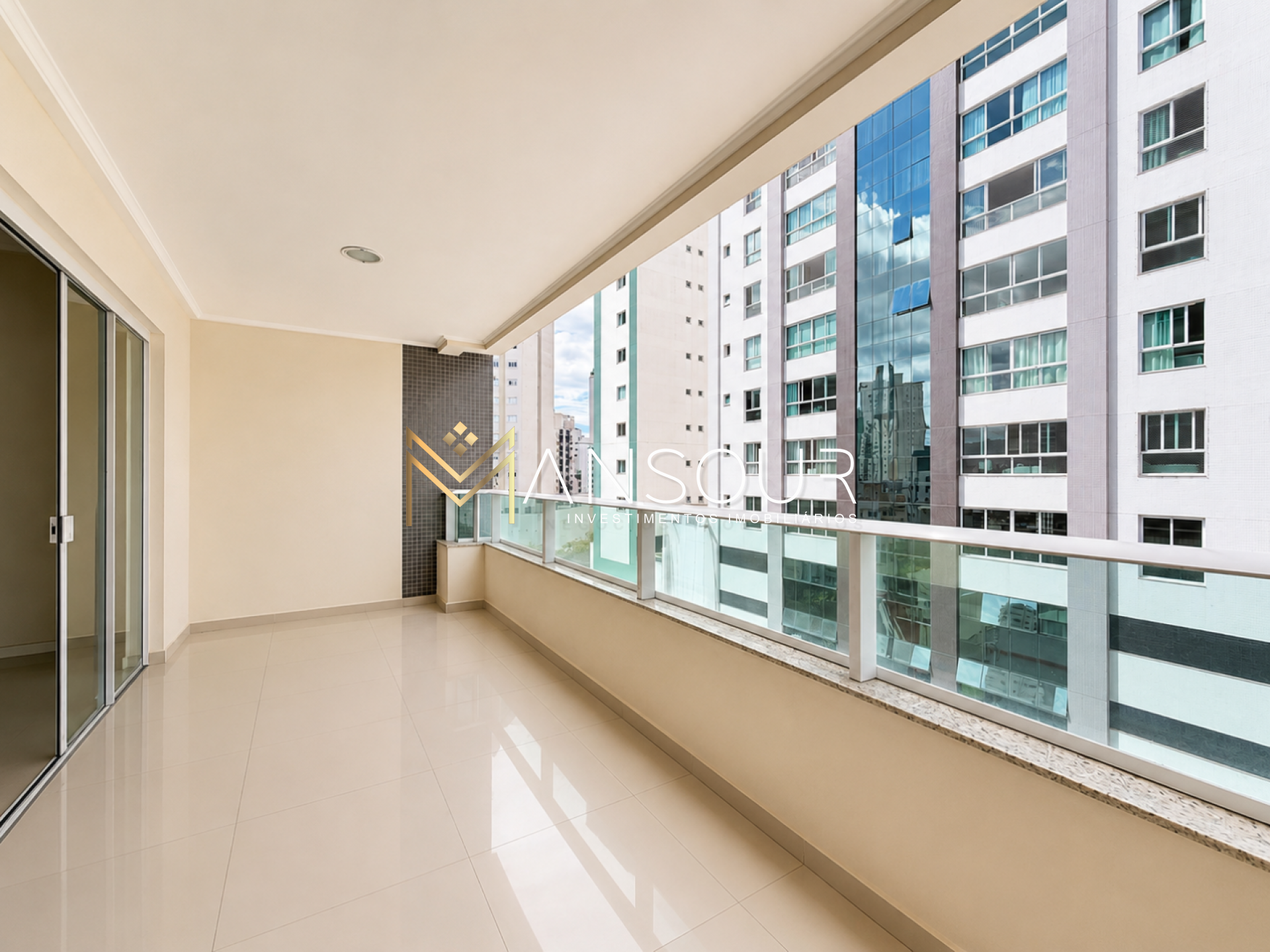 Apartamento Para Vender com 02 quartos e 01 suíte no bairro Centro em Balneário Camboriú