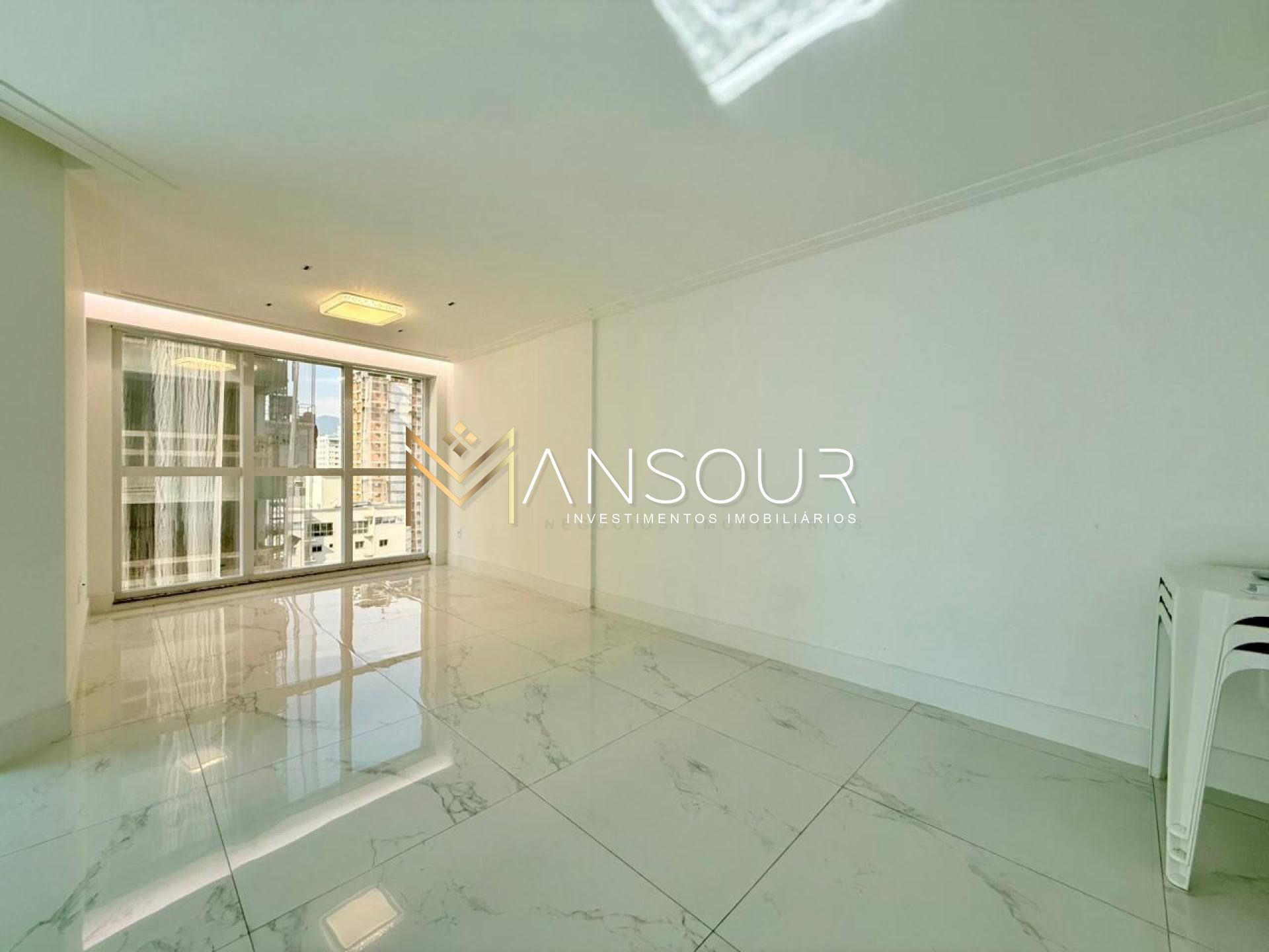 Apartamento Para Vender 03 suítes no bairro Meia Praia em Itapema