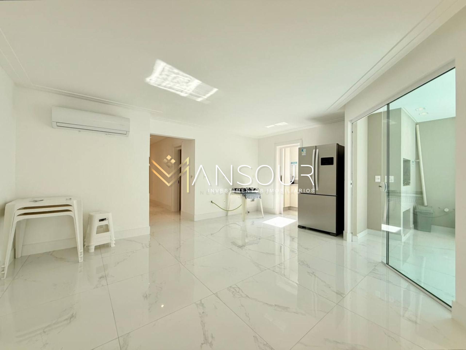 Apartamento Para Vender 03 suítes no bairro Meia Praia em Itapema