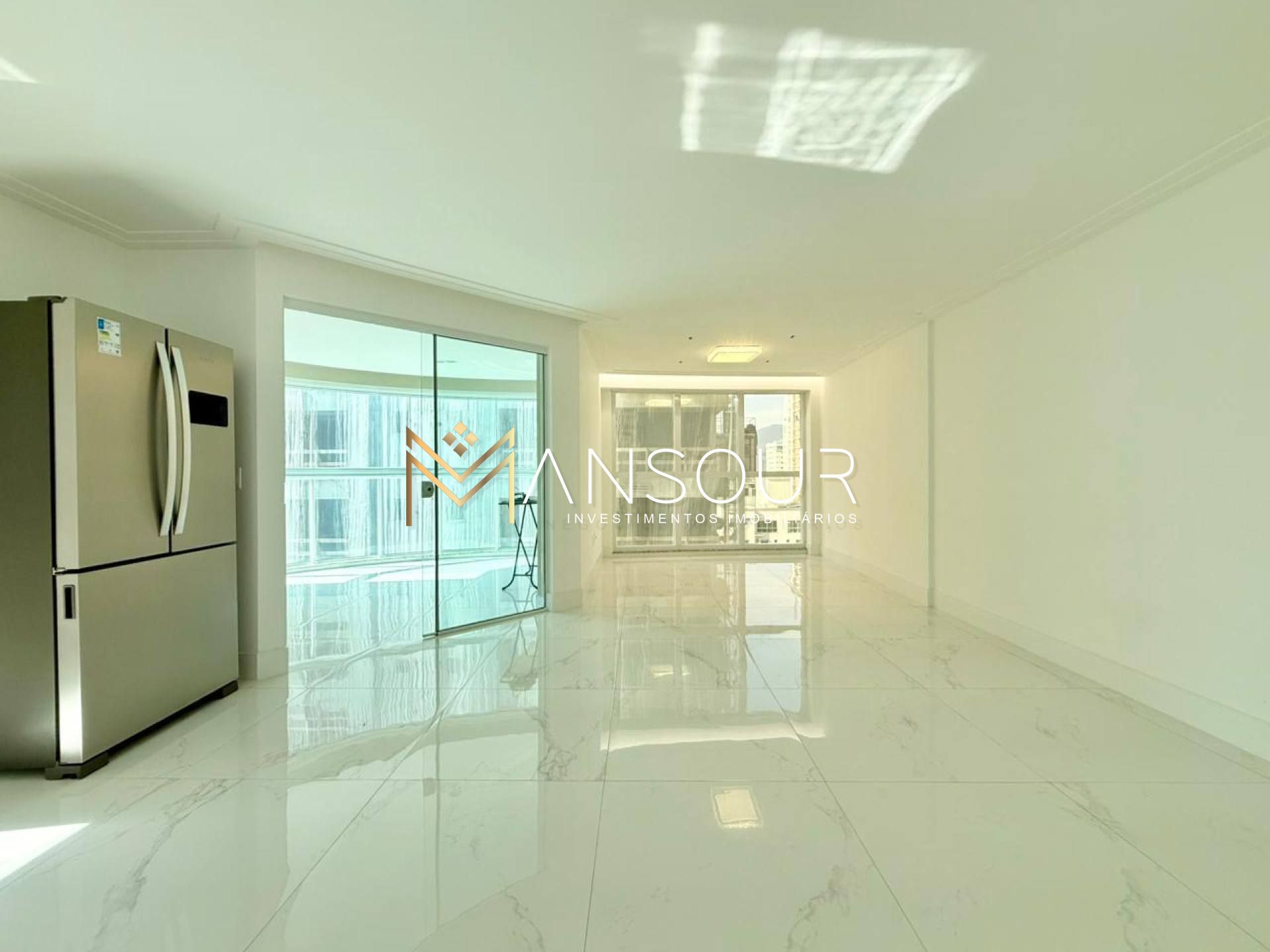 Apartamento Para Vender 03 suítes no bairro Meia Praia em Itapema