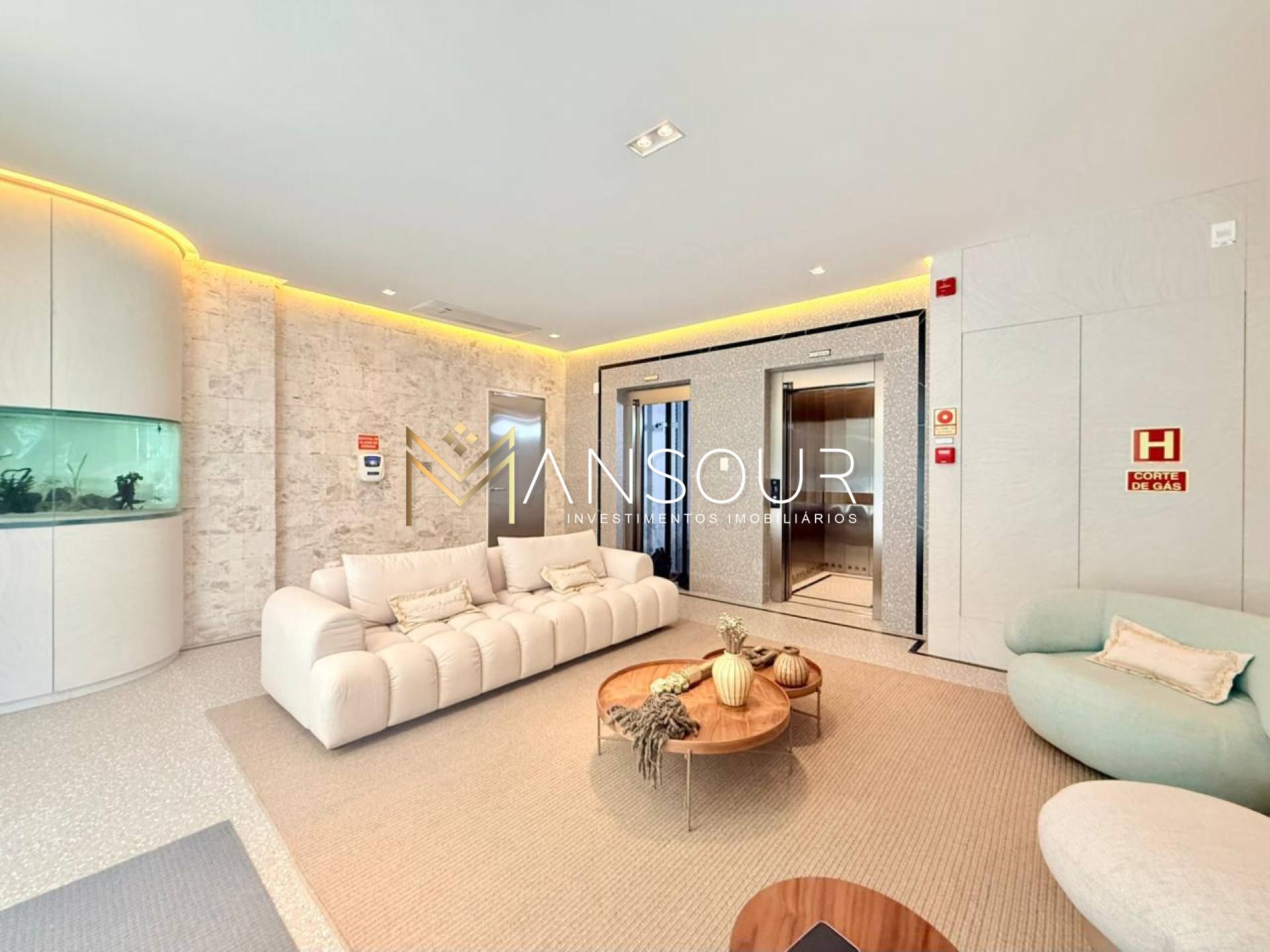 Apartamento Para Vender com 03 suítes no bairro Meia Praia em Itapema