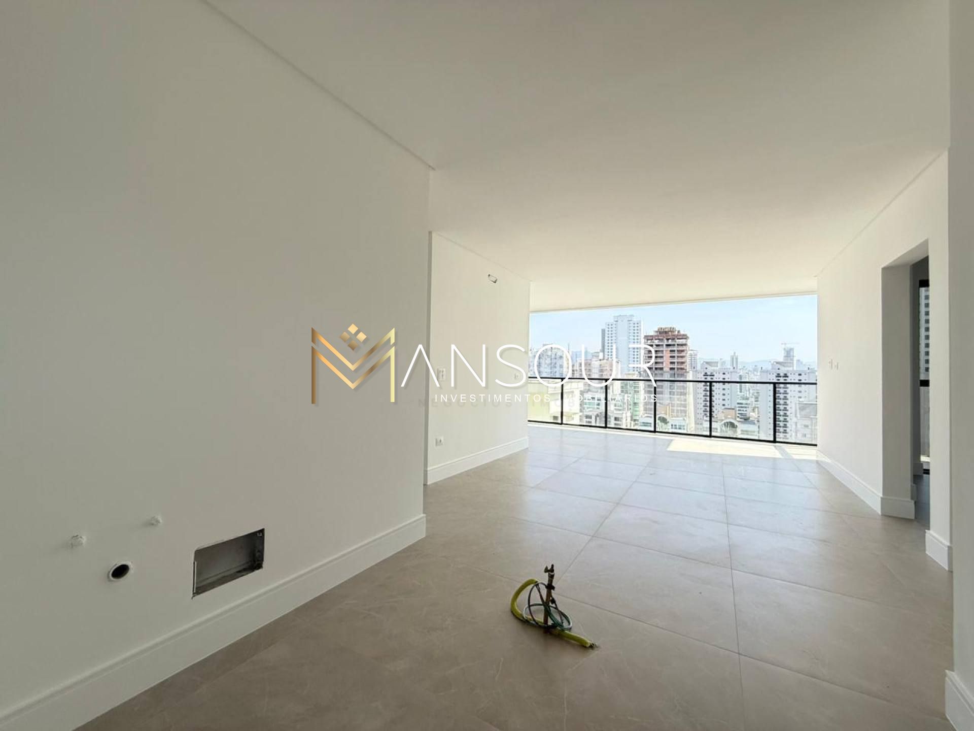 Apartamento Para Vender com 03 suítes no bairro Meia Praia em Itapema