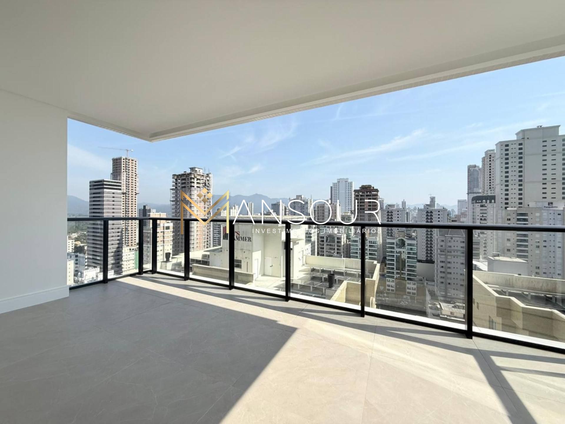 Apartamento Para Vender com 03 suítes no bairro Meia Praia em Itapema