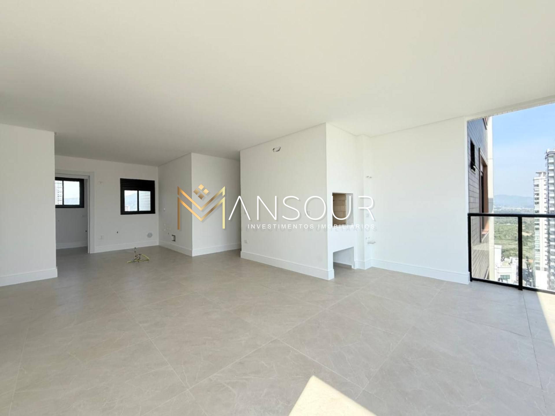 Apartamento Para Vender com 03 suítes no bairro Meia Praia em Itapema