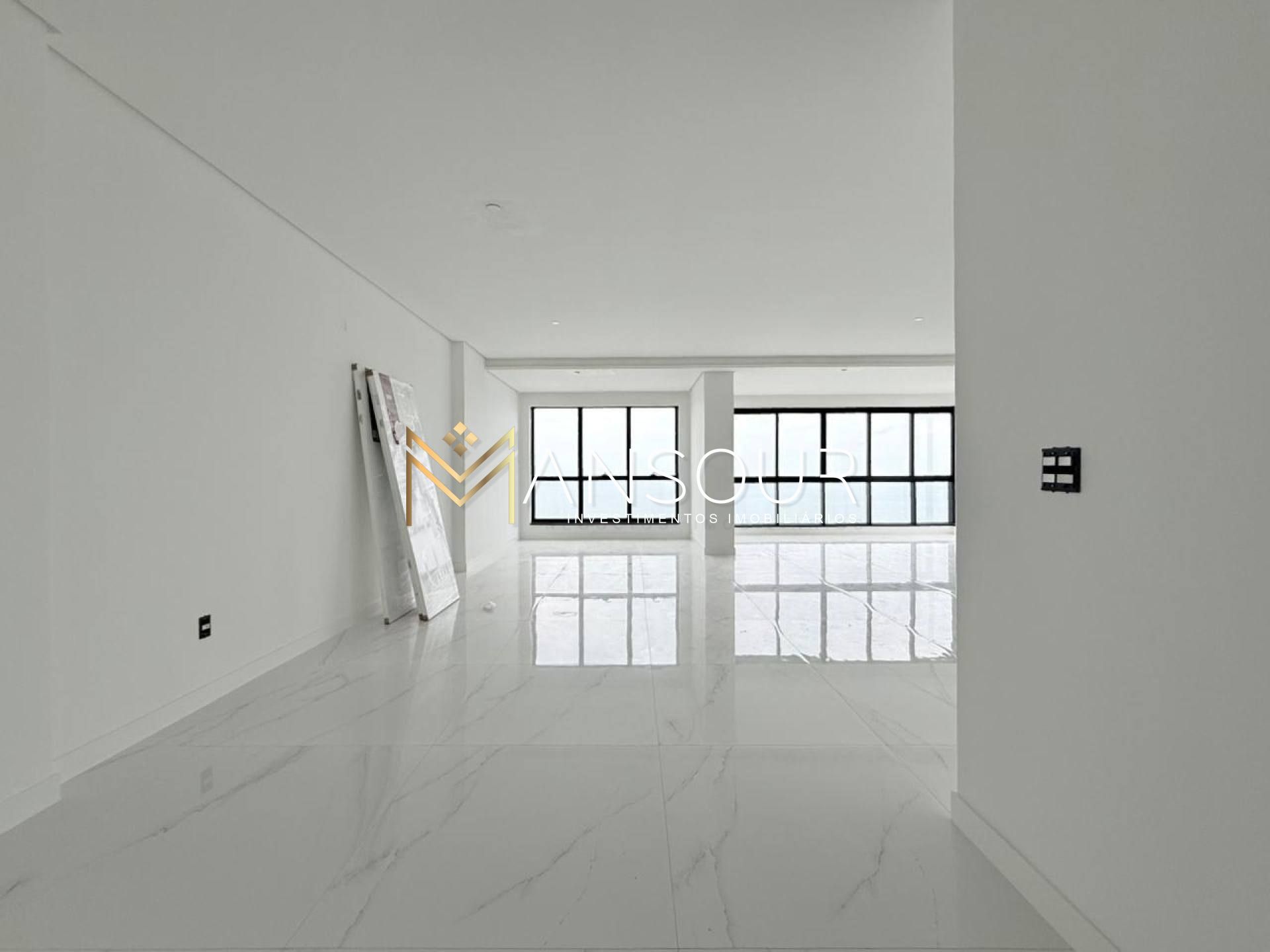 Apartamento Para Vender 04 suítes no bairro Meia Praia em Itapema