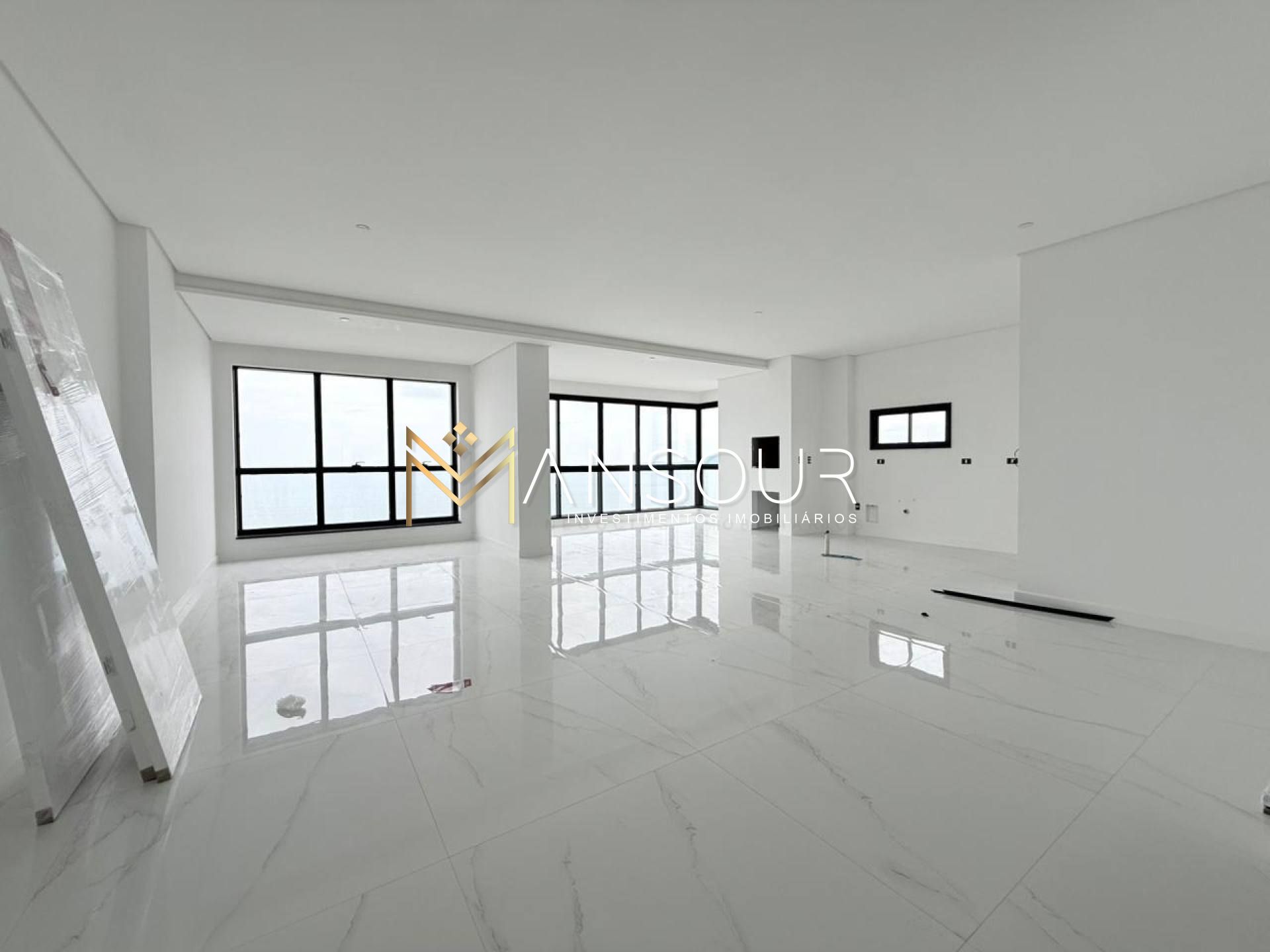 Apartamento Para Vender 04 suítes no bairro Meia Praia em Itapema