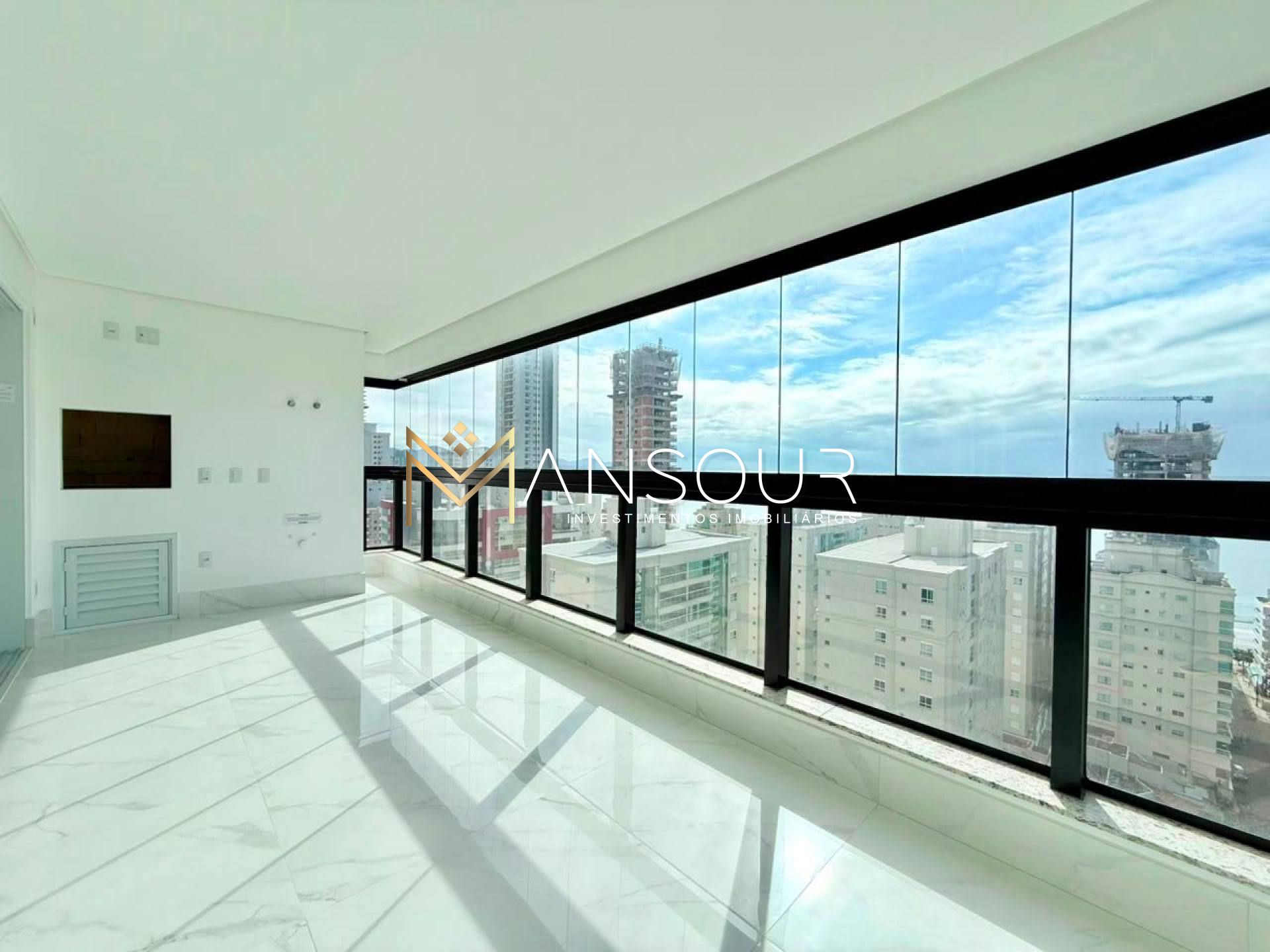 Apartamento Para Vender 04 suítes no bairro Meia Praia em Itapema